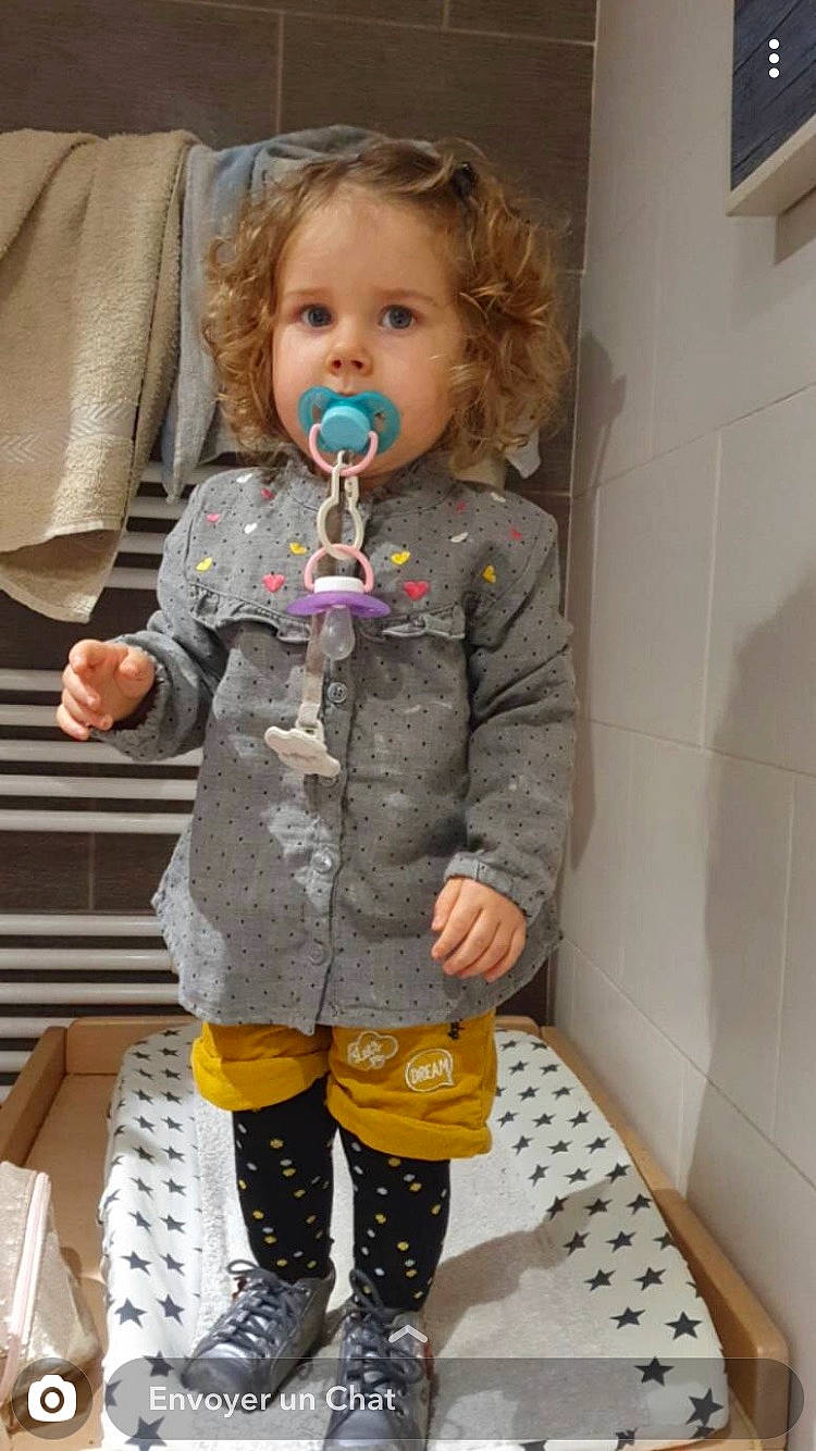 Zoey participe au concours pour gagner de l'argent avec cette photo : child, person, toddler, water