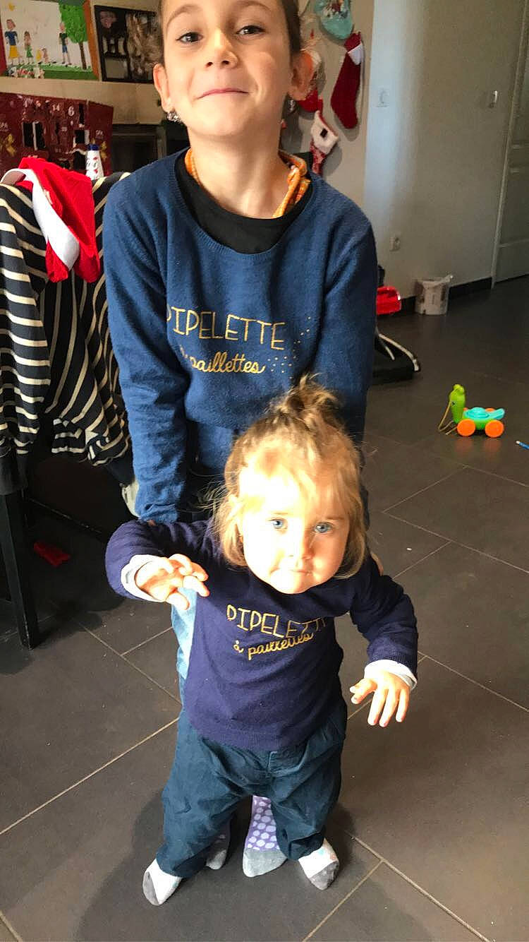 Zoey a rejoint le concours — aidez-le/la à gagner de superbes lots ! child, costume, person, shoe, t_shirt, toddler