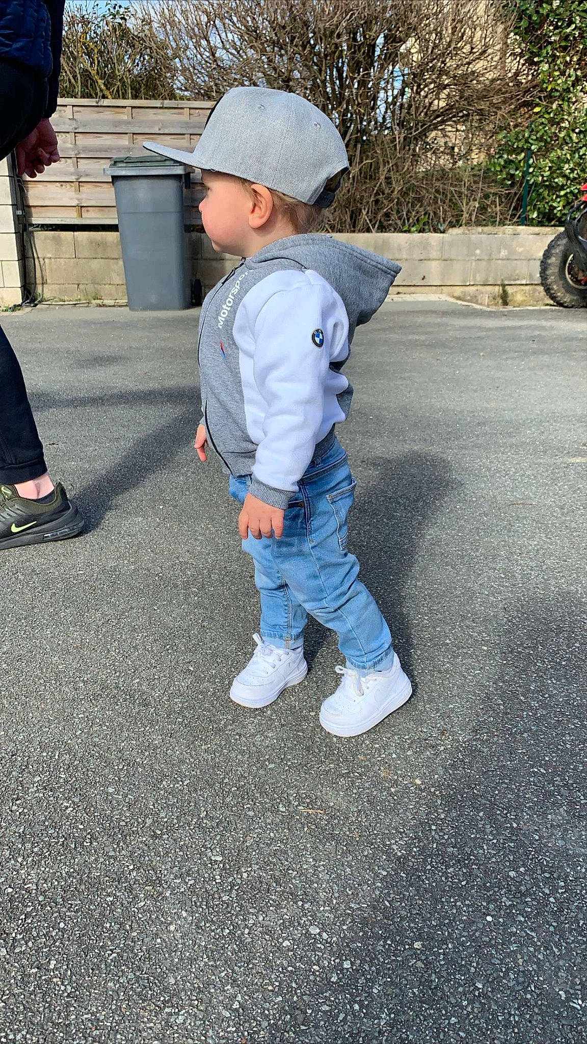 Nao participe au concours pour gagner de l'argent avec cette photo : asphalt, cap, child, denim, footwear, headgear, jeans, outerwear, person, play, recreation, road_surface, shoe, standing, t_shirt, toddler, trousers, vacation, walking