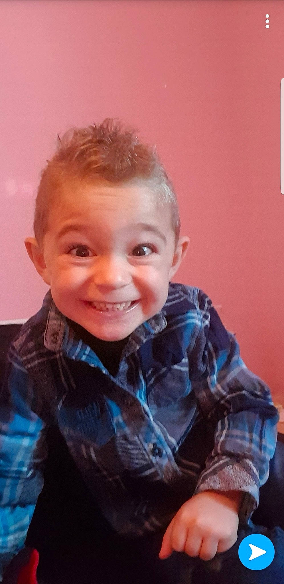 Loris participe au concours pour gagner de l'argent avec cette photo : blue, boy, cheek, child, cool, day, eye, face, facial_expression, fun, girl, hairstyle, head, joy, person, photography, product, sitting, skin, smile