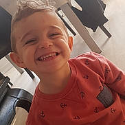 Loris a rejoint le concours — aidez-le/la à gagner de superbes lots ! ear, finger, forehead, girl, hand, human_hair_color, lip, mouth, neck, selfie