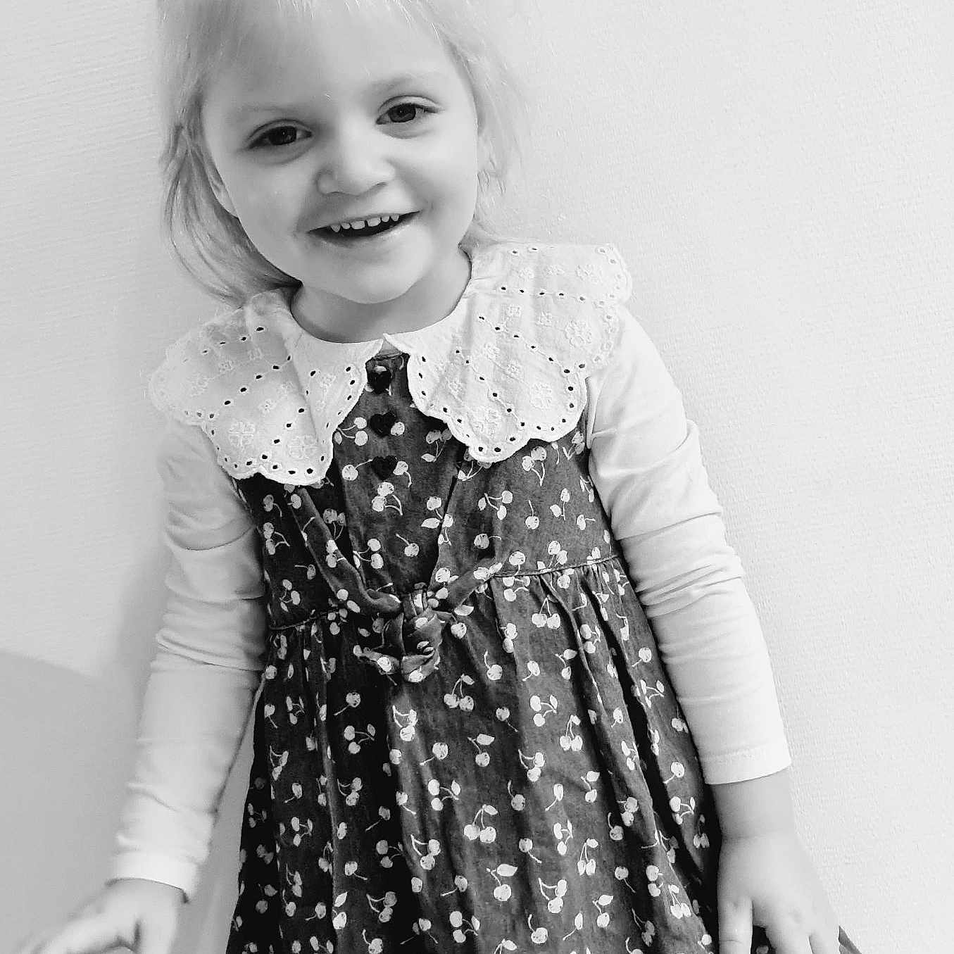 Cassy a rejoint le concours — aidez-le/la à gagner de superbes lots ! blouse, bodypart, child, clothing, dress, face, female, finger, girl, hand, happy, head, laughing, longsleeve, pattern, person, photography, portrait, sleeve, smile