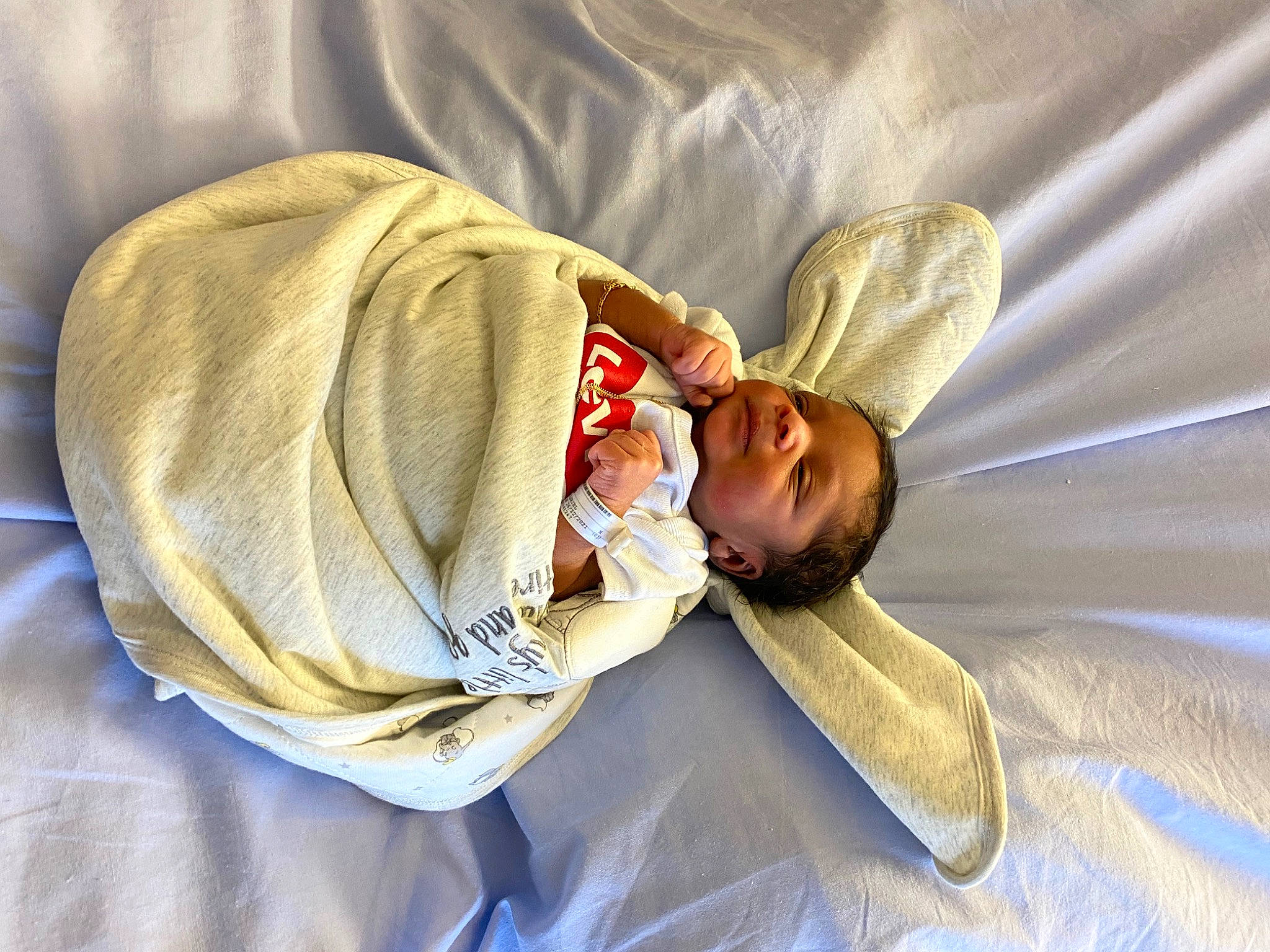 Enzo Gabriel participe au concours pour gagner de l'argent avec cette photo : baby, baby_products, baby_safety, baby_sleeping, bedding, bedtime, blanket, child, comfort, event, hat, linens, nap, person, room, sleep, textile, toddler