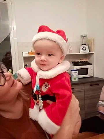 Dylan a rejoint le concours — aidez-le/la à gagner de superbes lots ! baby, baby_toddler_clothing, bonnet, cabinetry, cheek, chest_of_drawers, christmas, costume_accessory, costume_hat, drawer, dresser, fictional_character, fur, holiday, lip, nose, person, selfie, shelf, shelving