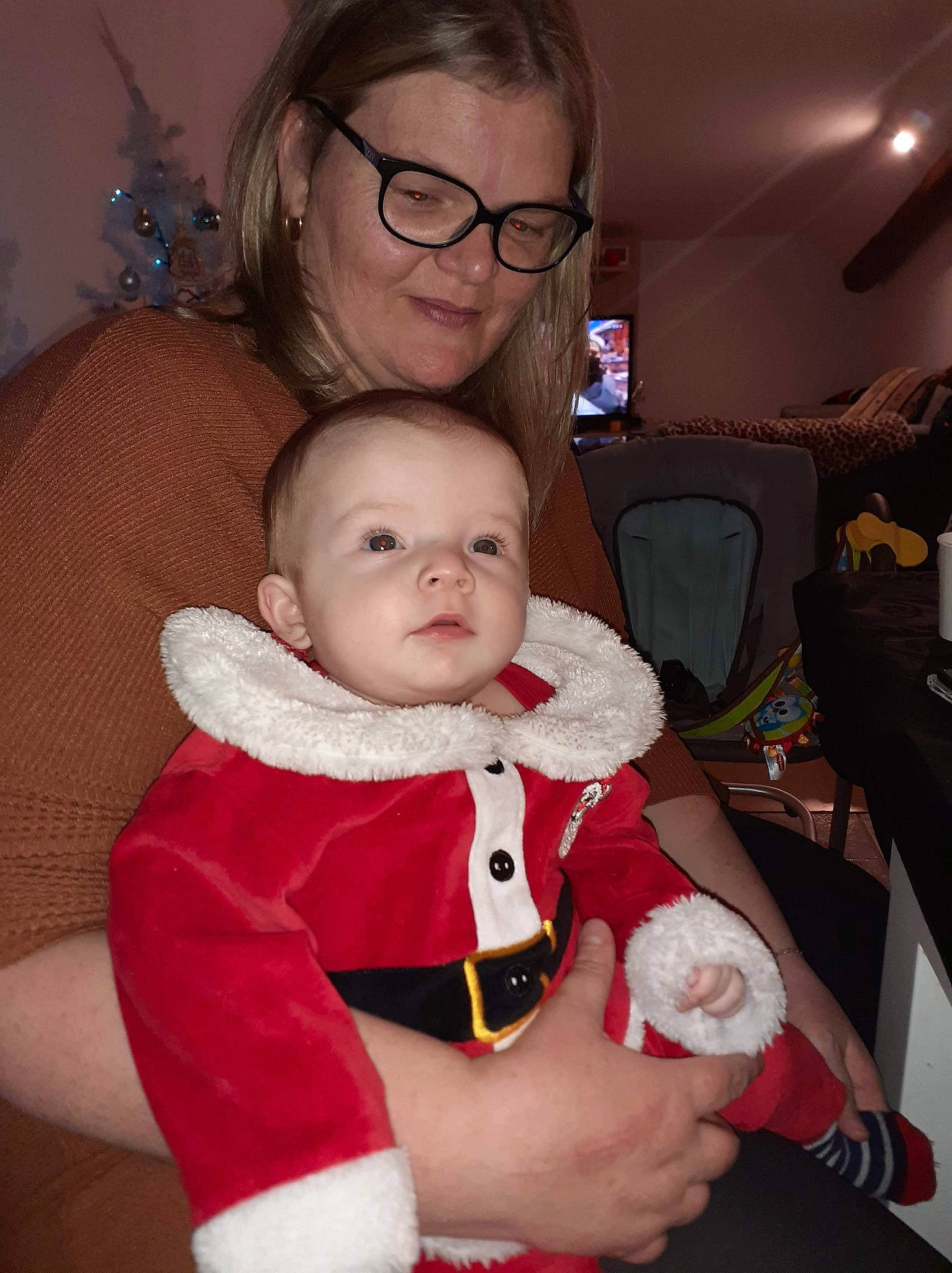 Dylan a rejoint le concours — aidez-le/la à gagner de superbes lots ! baby, baby_toddler_clothing, carmine, cheek, child, comfort, eye, face, glasses, head, human, human_body, iris, lap, love, nail, nose, person, skin, stuffed_toy