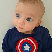 Leonardo a rejoint le concours — aidez-le/la à gagner de superbes lots ! baby, child, infant, face, blue_eyes, sweater, captain_america, superhero_logo, curious_expression, portrait, close_up, cute, young_child, clothing, casual_wear, indoor, light_background, head, person, looking_away
