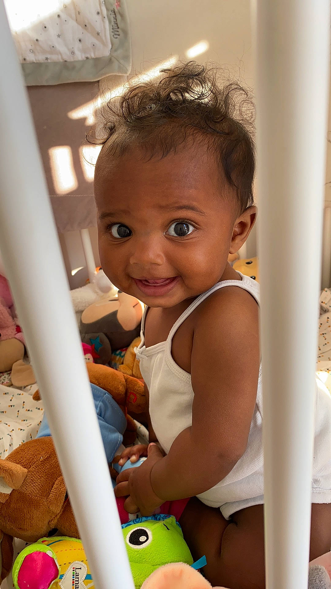 Yaëlle a rejoint le concours — aidez-le/la à gagner de superbes lots ! baby, black_hair, cheek, chest, eyebrow, eyelash, facial_expression, fun, happy, head, human_body, iris, leisure, lip, nose, person, skin, smile, thigh, toddler