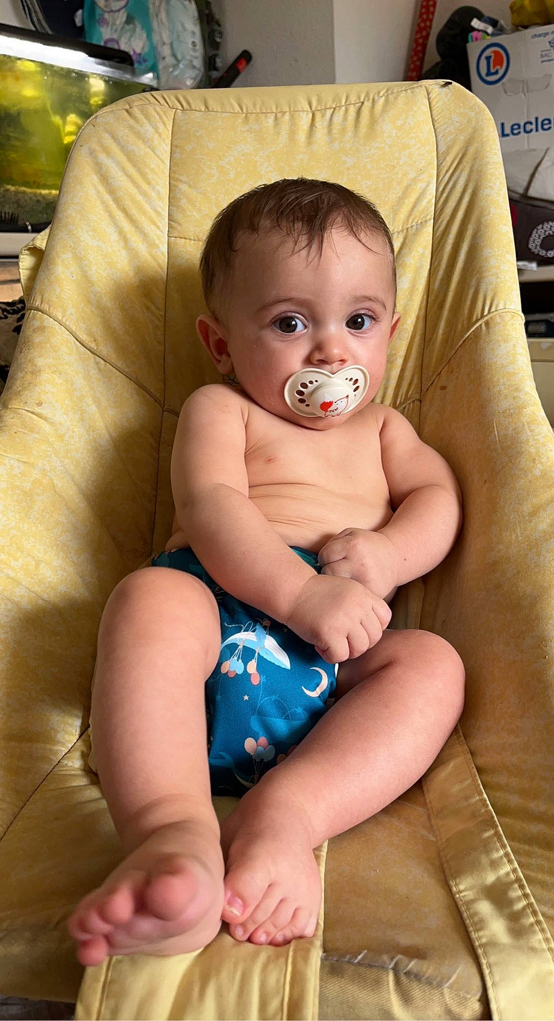 Milo participe au concours pour gagner de l'argent avec cette photo : baby, baby_toddler_clothing, cheek, child, comfort, eye, face, facial_expression, finger, flash_photography, head, human_body, iris, mouth, people, person, photograph, skin, stomach, thigh