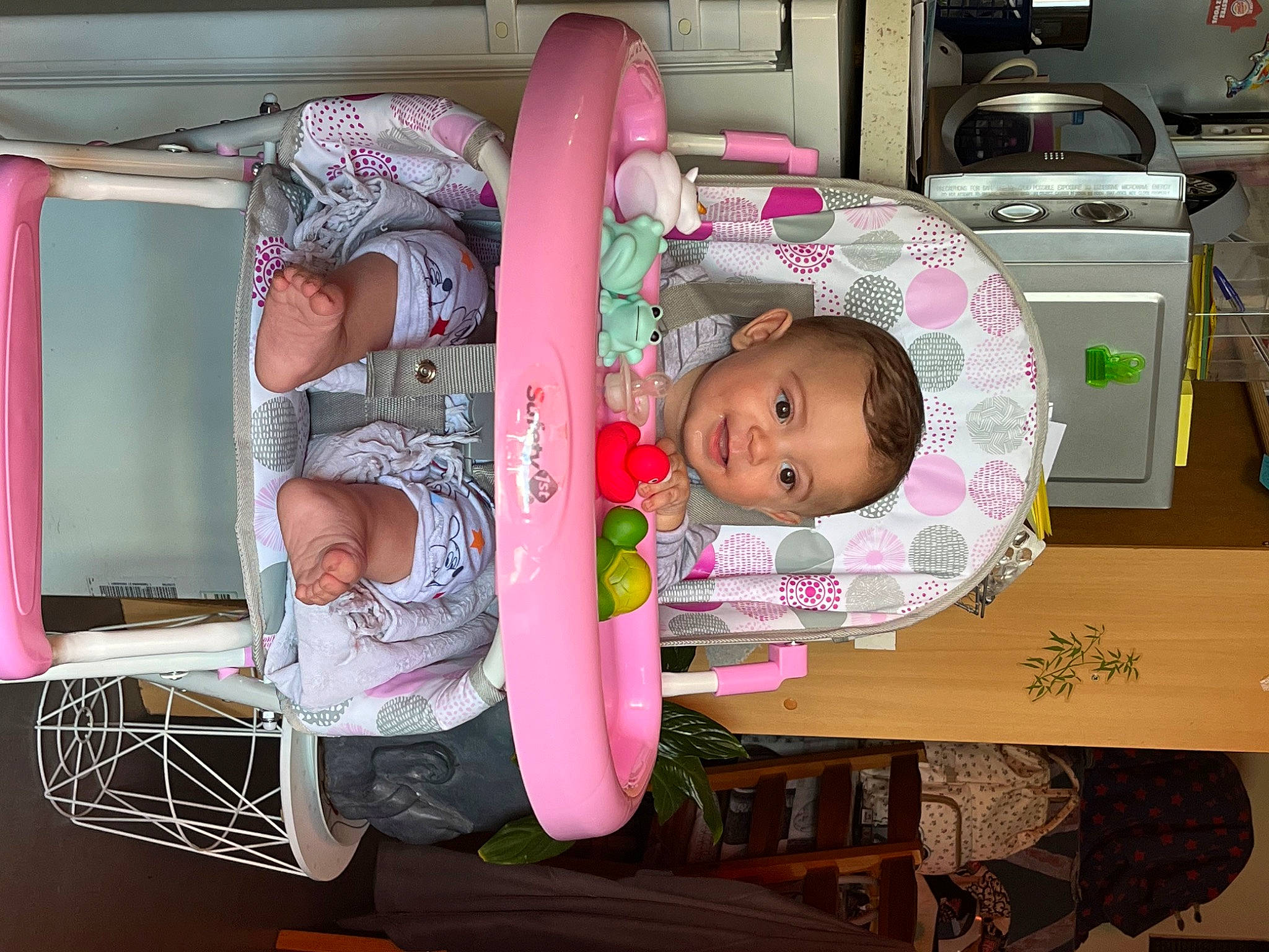 Milo participe au concours pour gagner de l'argent avec cette photo : baby, baby_products, baby_toddler_clothing, beauty, child, clothes_dryer, comfort, drawer, gas_stove, home_appliance, kitchen_appliance, laundry_room, microwave_oven, person, pink, product, room, toddler, washing_machine