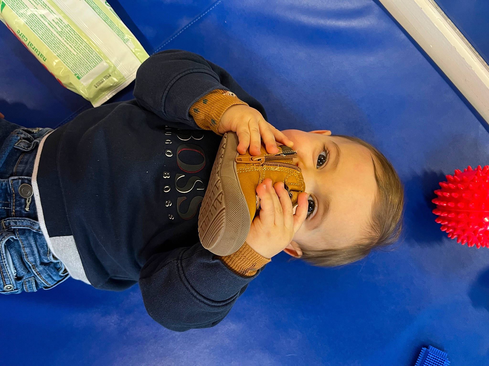 Milo a rejoint le concours — aidez-le/la à gagner de superbes lots ! baby, child, elbow, electric_blue, eyewear, fashion_accessory, finger, food, fun, gesture, happy, headgear, human_body, junk_food, leisure, mouth, person, personal_protective_equipment, thumb, toddler