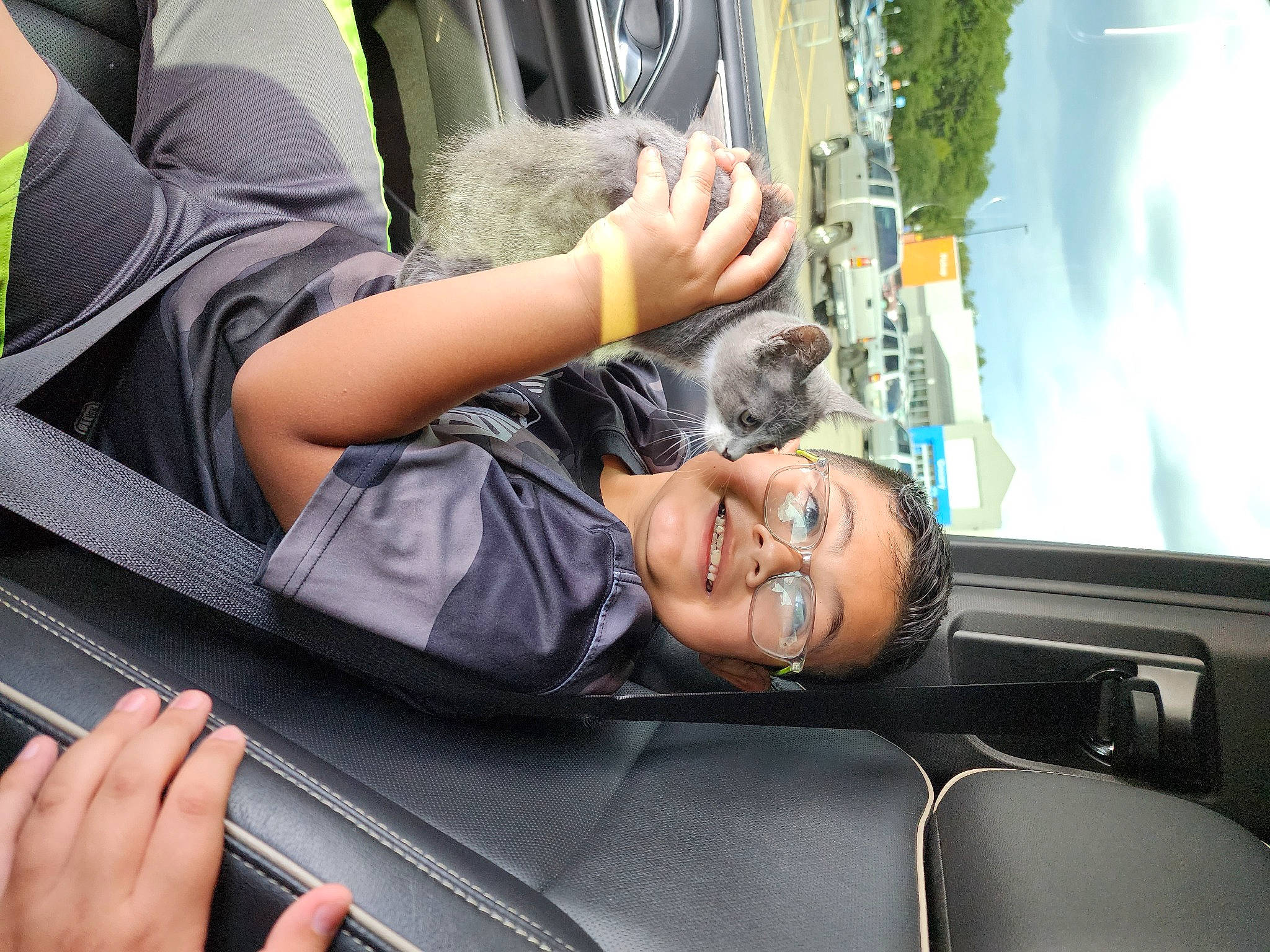 Ezbyn is registered to the contest to win money with this photo: auto_part, automotive_design, automotive_exterior, car_seat, comfort, eyewear, finger, glasses, hand, head_restraint, joy, microphone, motor_vehicle, passenger, person, public_transport, sunglasses, travel, vehicle, vehicle_door