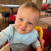 Mensïo participe au concours pour gagner de l'argent avec cette photo : toddler, child, blue_eyes, high_chair, sweater, happiness, smile, indoor, restaurant, table, chair, furniture, wooden_wall, colorful, cute, portrait, baby, face, person, happy