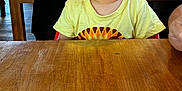 Mensïo a rejoint le concours — aidez-le/la à gagner de superbes lots ! toddler, child, yellow_shirt, table, wooden_table, restaurant, people, indoor, glasses, food, drink, seated, curious, face, person, background, light, hair, expression, casual