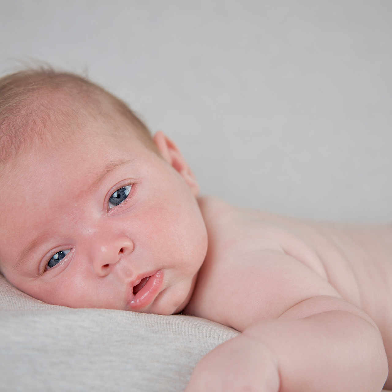 Adélyo a rejoint le concours — aidez-le/la à gagner de superbes lots ! baby, blue_eyes, child, close_up, cute, expression, face, head, human, infant, lying_down, newborn, peaceful, portrait, resting, skin, sleepy, soft_texture, toddler, young