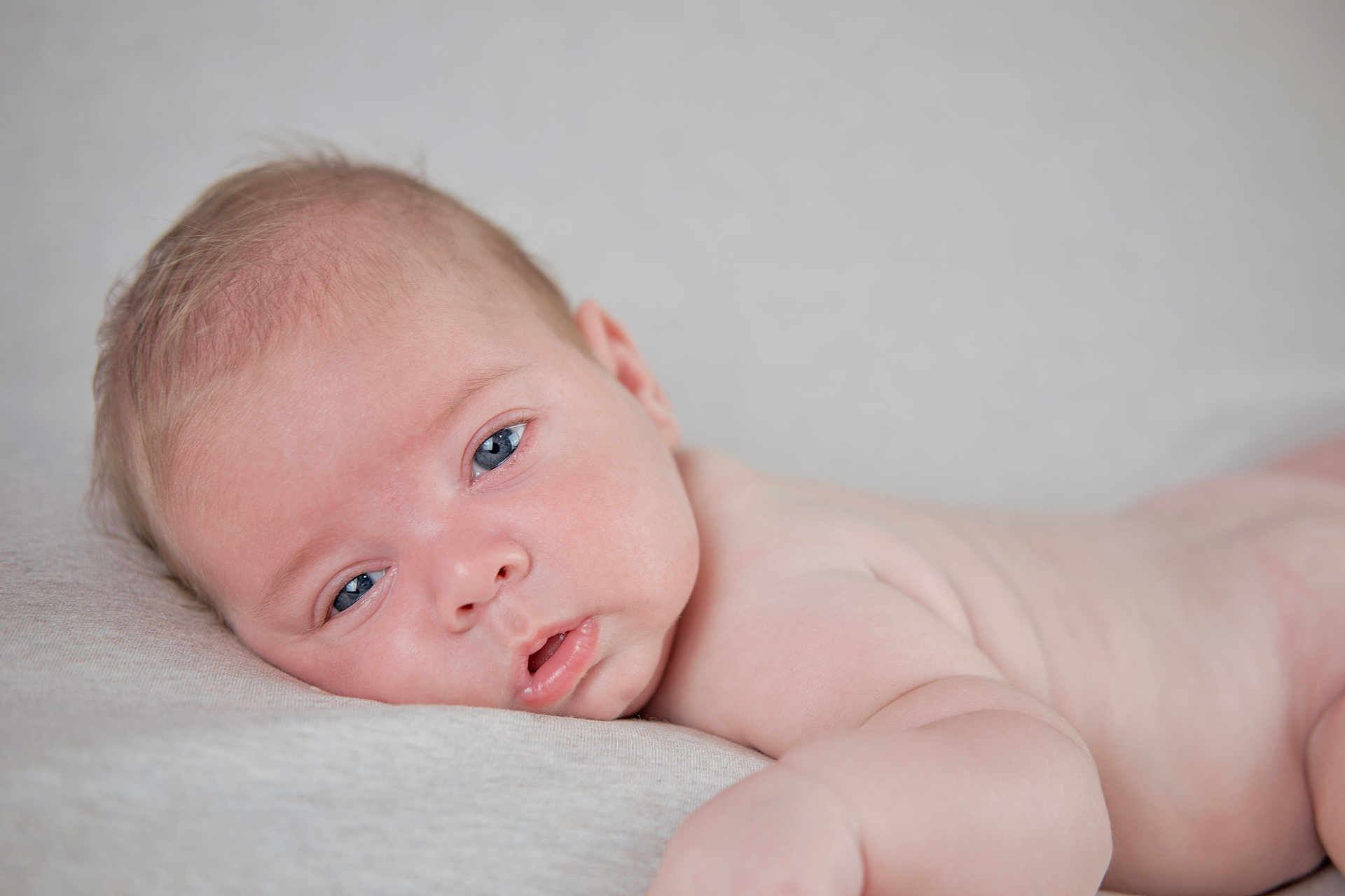 Adélyo a rejoint le concours — aidez-le/la à gagner de superbes lots ! baby, blue_eyes, child, close_up, cute, expression, face, head, human, infant, lying_down, newborn, peaceful, portrait, resting, skin, sleepy, soft_texture, toddler, young
