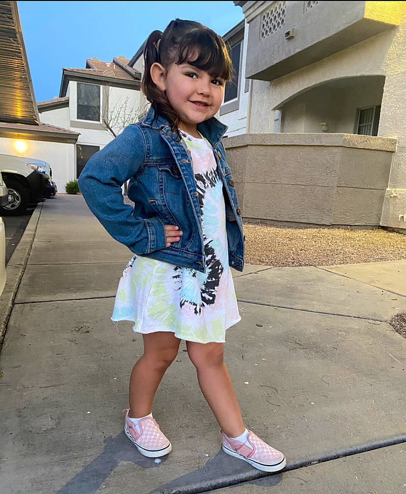Alessandra is registered to the contest to win money with this photo: bag, child, denim, electric_blue, fashion_design, human_leg, joy, knee, leisure, luggage_and_bags, pattern, person, shoe, shoulder, sky, sleeve, smile, street_fashion, thigh, toddler