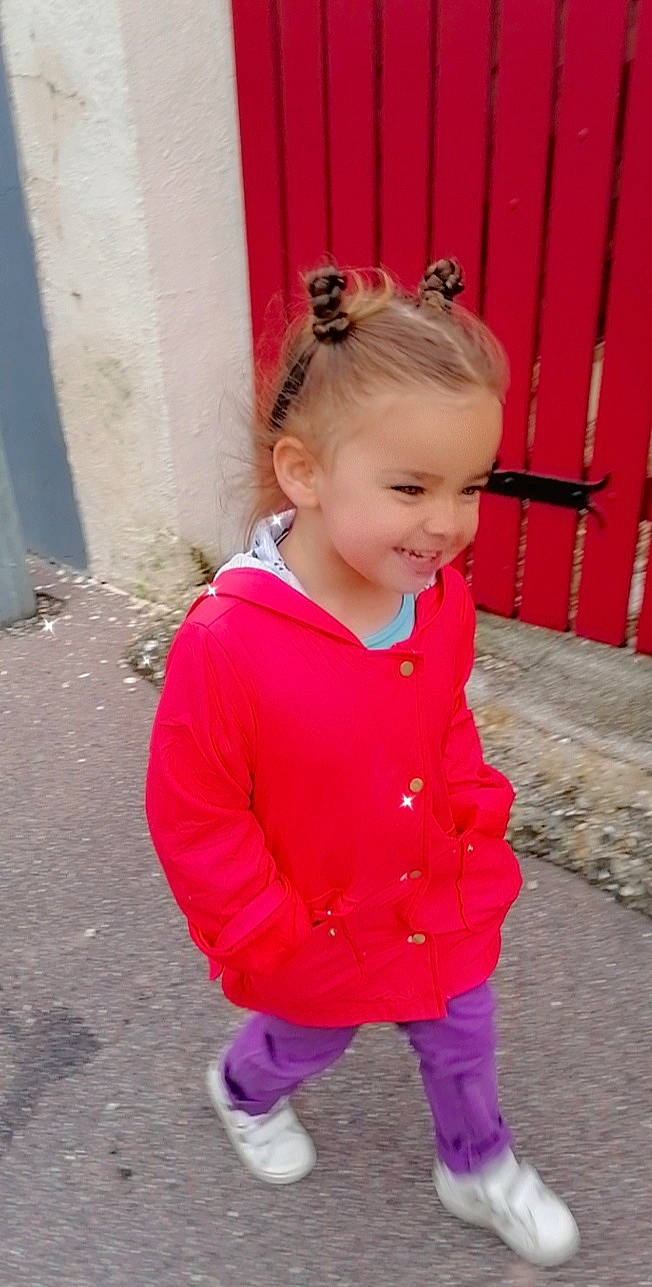 Inès a rejoint le concours — aidez-le/la à gagner de superbes lots ! baby_toddler_clothing, blond, child, clothing, electric_blue, eye, fashion_accessory, fun, grass, happy, joy, magenta, pattern, person, pink, play, skin, sleeve, smile, street_fashion