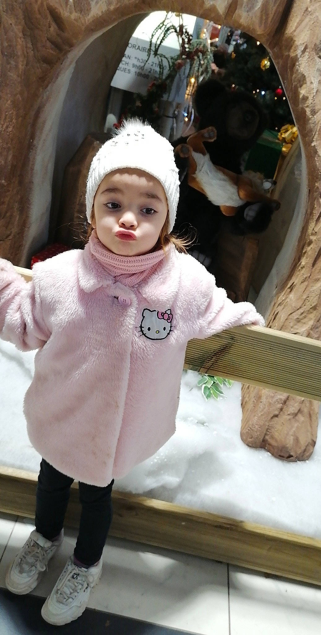 Inès a rejoint le concours — aidez-le/la à gagner de superbes lots ! baby, cap, child, fashion_accessory, freezing, fun, fur, glove, happy, headwear, hood, human_body, knit_cap, leisure, person, recreation, skin, sleeve, street_fashion, toddler