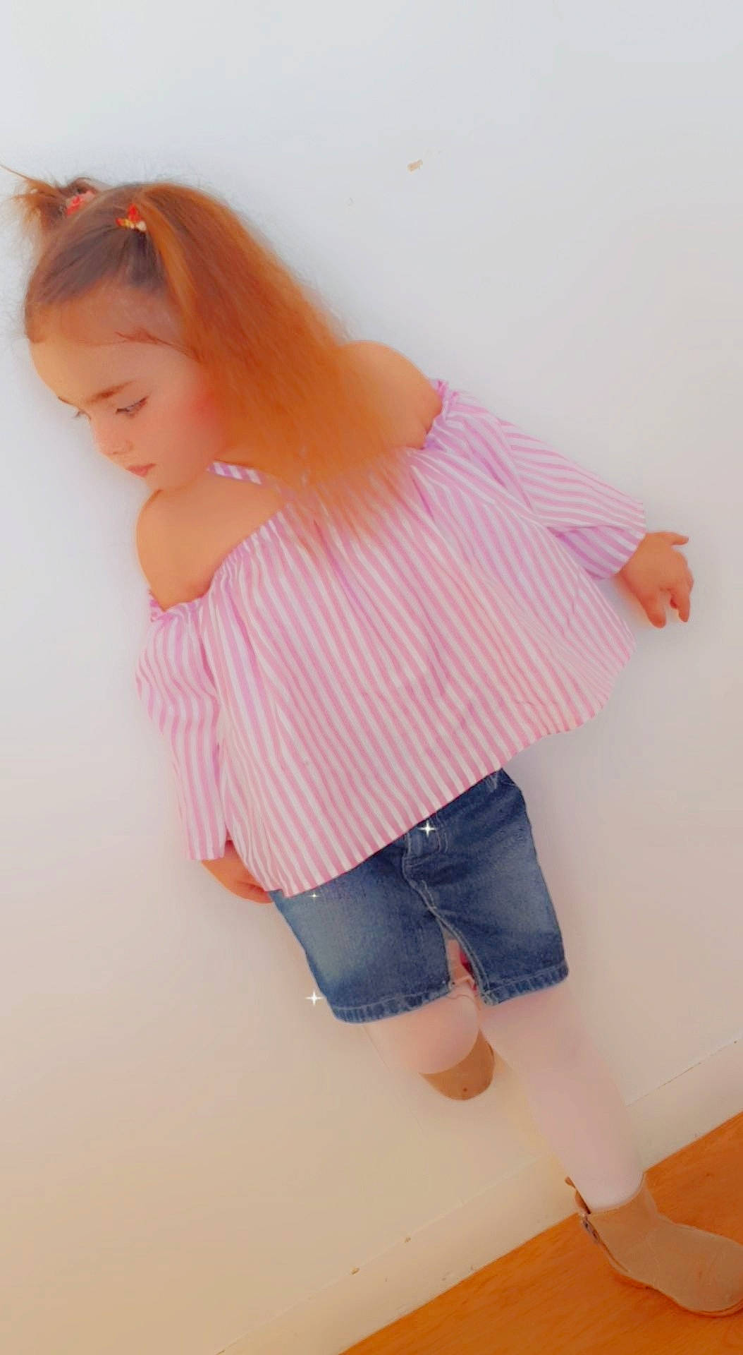 Inès participe au concours pour gagner de l'argent avec cette photo : arm, clothing, fashion, jeans, joint, knee, leg, magenta, neck, orange, outerwear, person, pink, shorts, shoulder, skin, sleeve, street_fashion, t_shirt, thigh