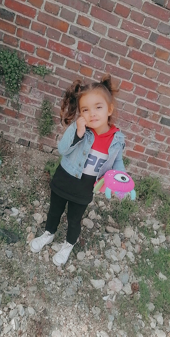 Inès a rejoint le concours — aidez-le/la à gagner de superbes lots ! baby_toddler_clothing, ball, brick, brickwork, child, fun, grass, happy, joy, leisure, pattern, people_in_nature, person, pink, plant, play, shoe, sitting, sleeve, soil