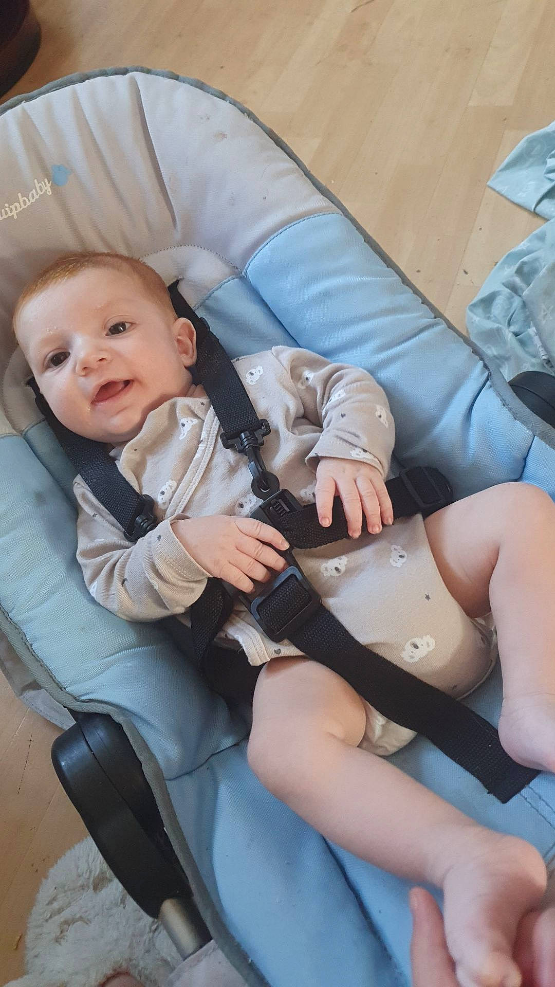 Louna participe au concours pour gagner de l'argent avec cette photo : auto_part, baby, baby_products, blond, car_seat, chair, child, comfort, finger, human_leg, knee, lap, leg, nail, person, seat_belt, sitting, skin, smile, thigh