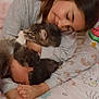 Zeus a rejoint le concours — aidez-le/la à gagner de superbes lots ! girl, cat, hugging, bed, pajamas, indoor, cute, sleepwear, child, pet, affection, cozy, comfort, foot, long_hair, smiling, animal, soft_lighting, home, cute_animal
