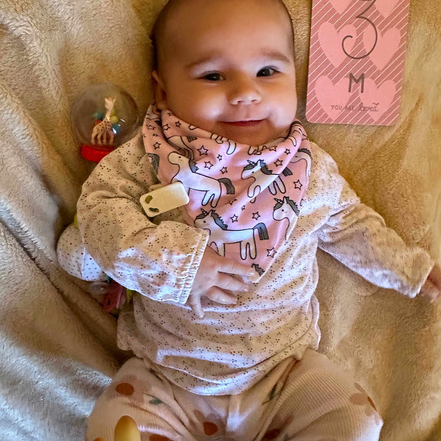 Ambre participe au concours pour gagner de l'argent avec cette photo : baby, babylaughing, blanket, clothing, cushion, face, furniture, happy, hat, head, homedecor, newborn, pajamas, pants, person, photography, portrait, quilt, sitting, smile