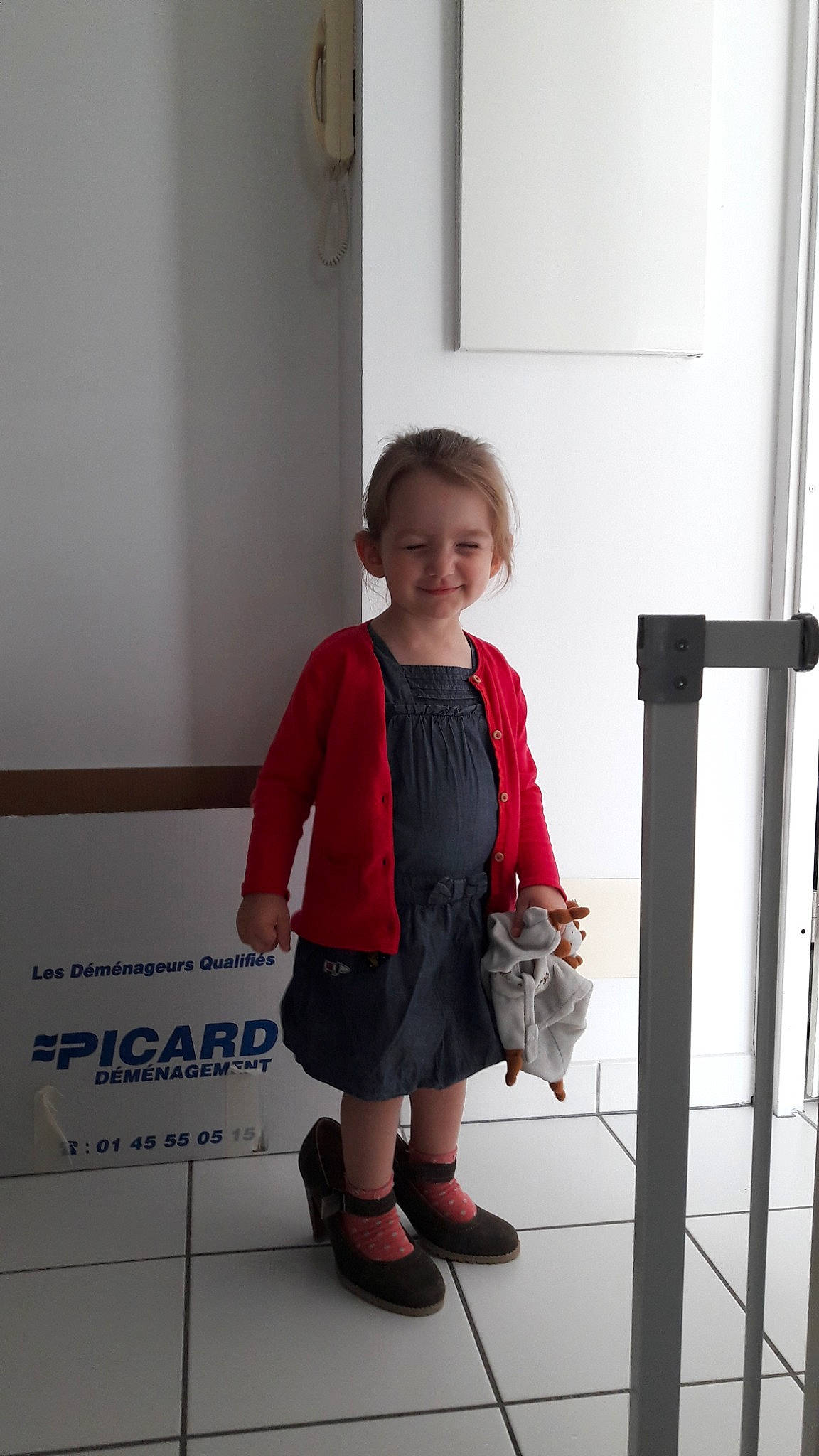 Cécile participe au concours pour gagner de l'argent avec cette photo : child, joint, joy, leg, person, red, shoulder, standing, toddler