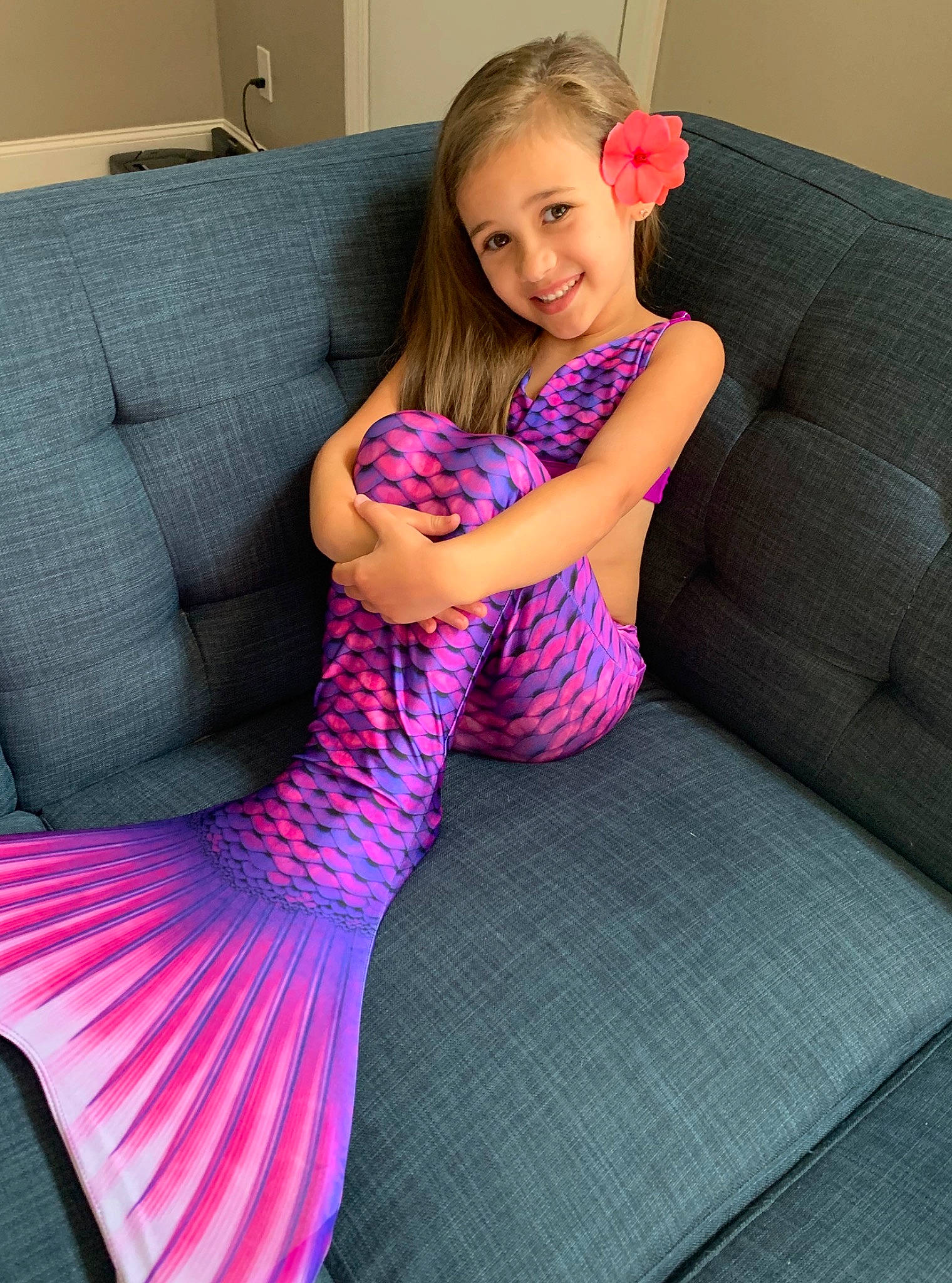 Josephina is registered to the contest to win money with this photo: arm, blond, couch, dress, fashion_accessory, finger, foot, human_leg, joint, joy, leg, leggings, long_hair, magenta, neck, person, pink, purple, sitting, sportswear
