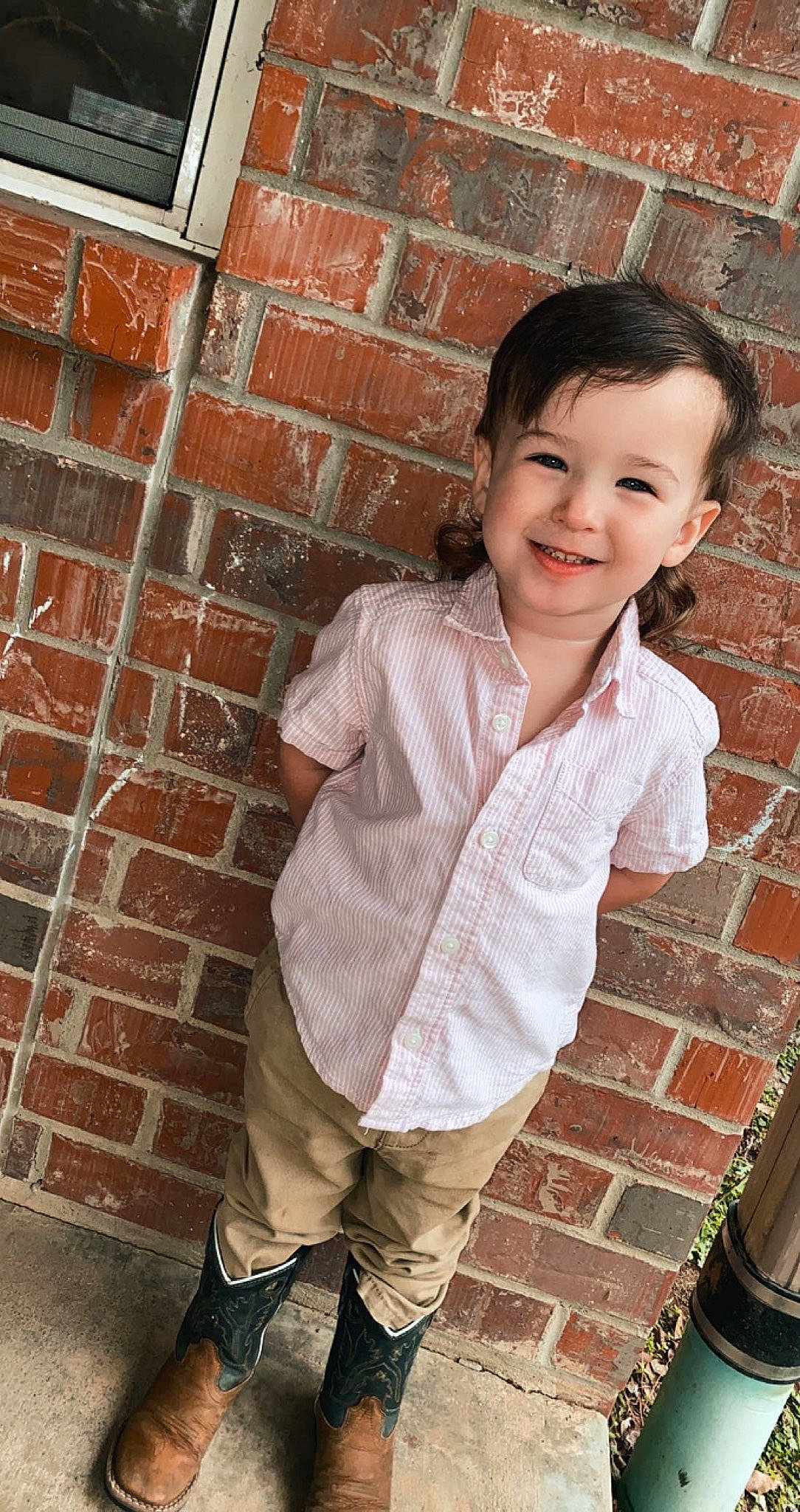 Case is registered to the contest to win money with this photo: brick, brickwork, cool, dress, flash_photography, flooring, happy, human_body, human_leg, joy, neck, pattern, person, shoulder, sitting, skin, sleeve, smile, street_fashion, toddler