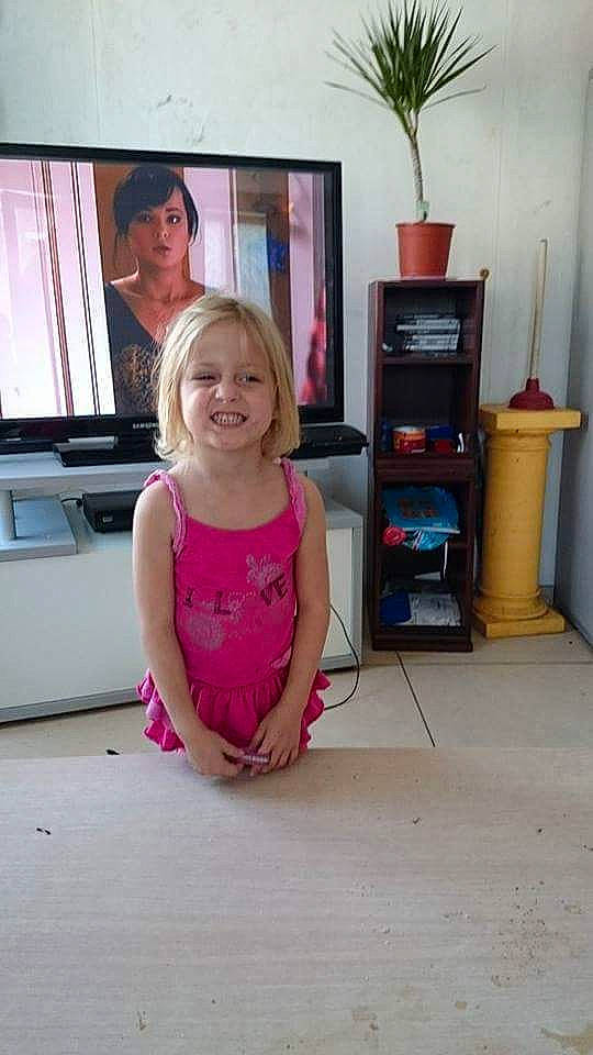 Veridiana participe au concours pour gagner de l'argent avec cette photo : child, electronic_device, floor, flooring, joint, joy, leg, person, pink, play, room, shoulder, smile, standing, technology, toddler, vacation