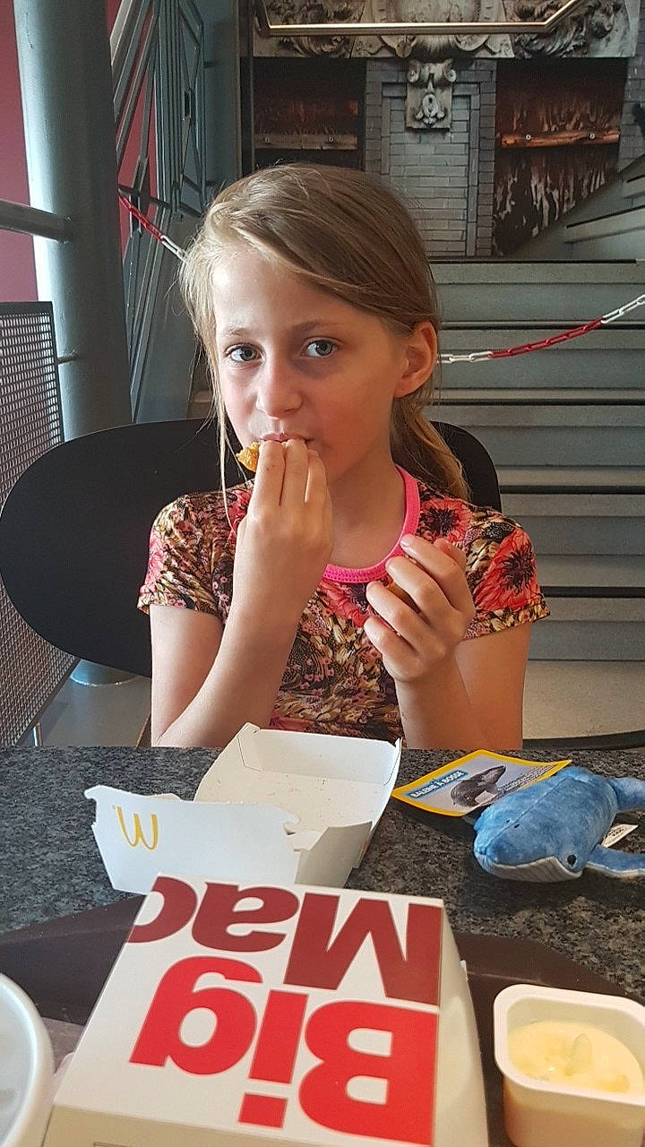 Veridiana participe au concours pour gagner de l'argent avec cette photo : eating, fast_food, junk_food, person