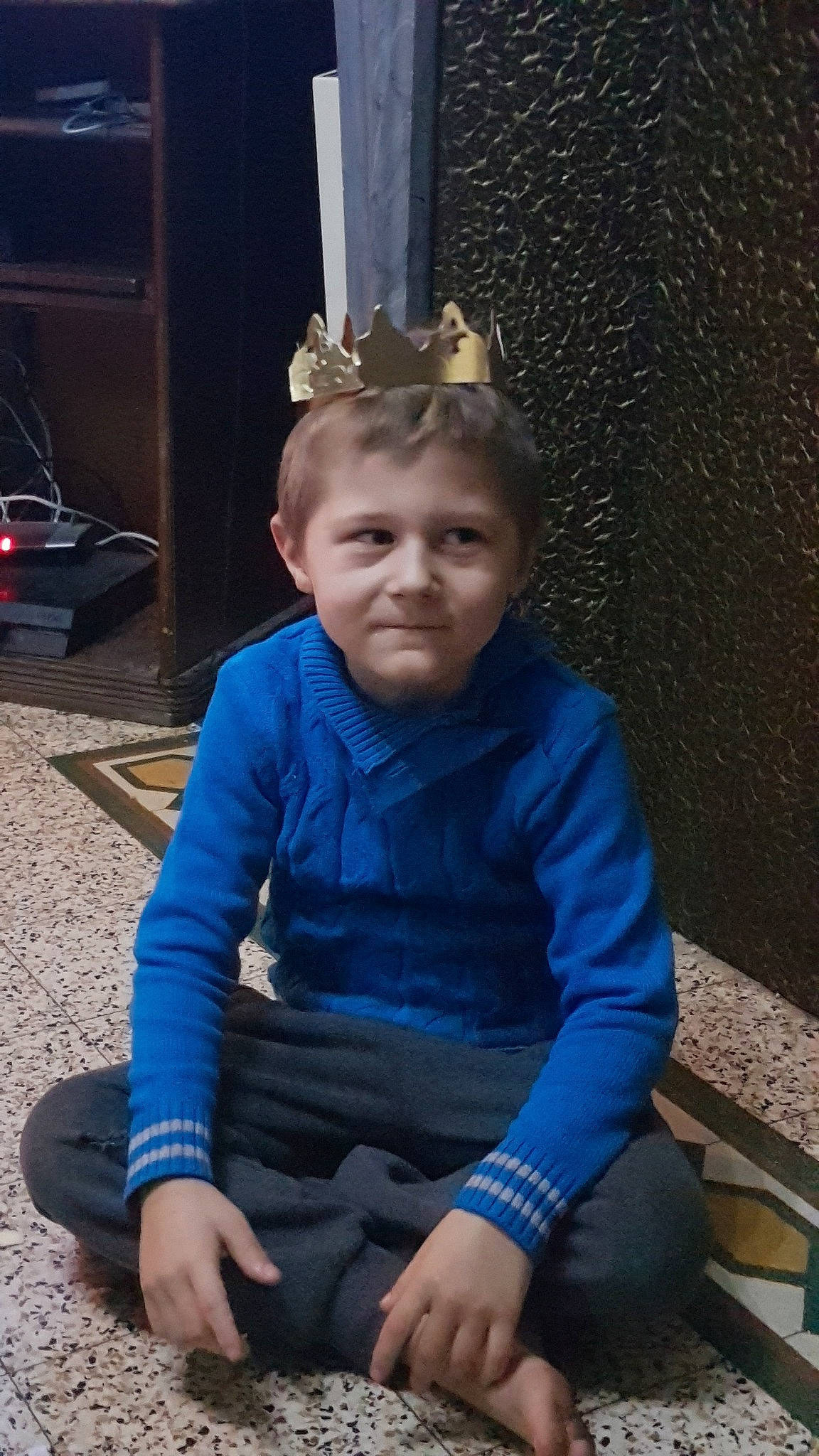 Alonzo participe au concours pour gagner de l'argent avec cette photo : child, ear, person, play, sitting, smile, standing, toddler