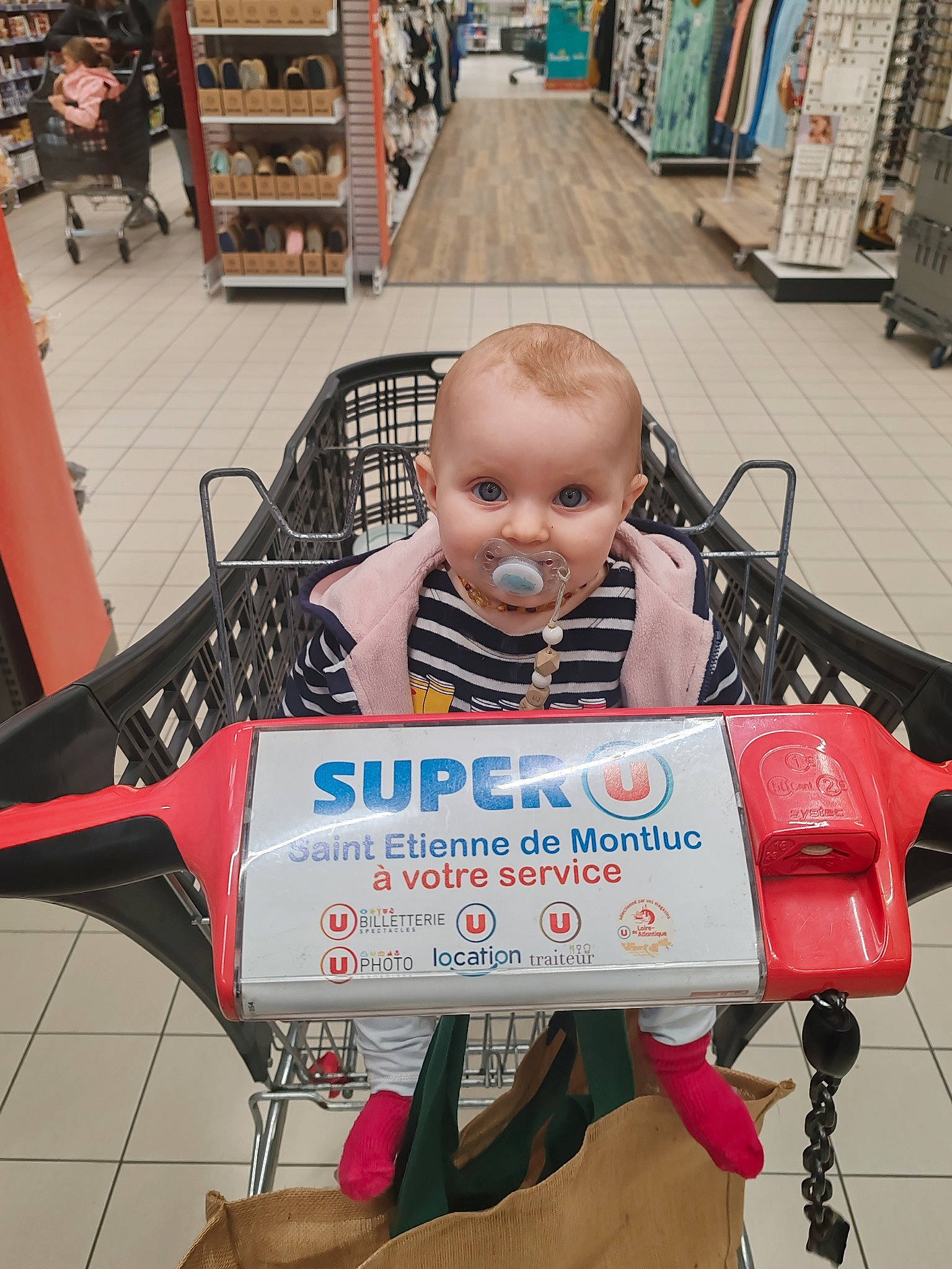 Maëline a rejoint le concours — aidez-le/la à gagner de superbes lots ! automotive_design, baby, baby_carriage, baby_products, carmine, chair, child, customer, flooring, fun, motor_vehicle, person, retail, shelf, shelving, shopping, shopping_cart, sitting, toddler, wheel