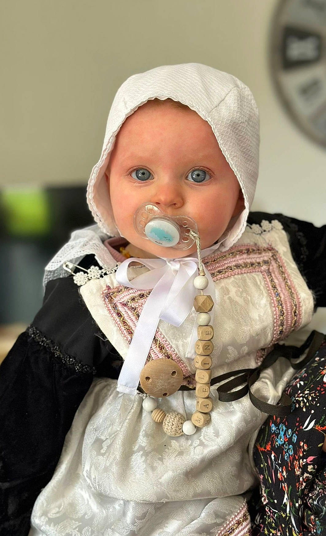 Maëline a rejoint le concours — aidez-le/la à gagner de superbes lots ! baby, baby_products, baby_toddler_clothing, cap, cheek, child, costume_hat, doll, embellishment, event, fashion_accessory, fashion_design, happy, headwear, iris, jewellery, ornament, outerwear, person, toddler