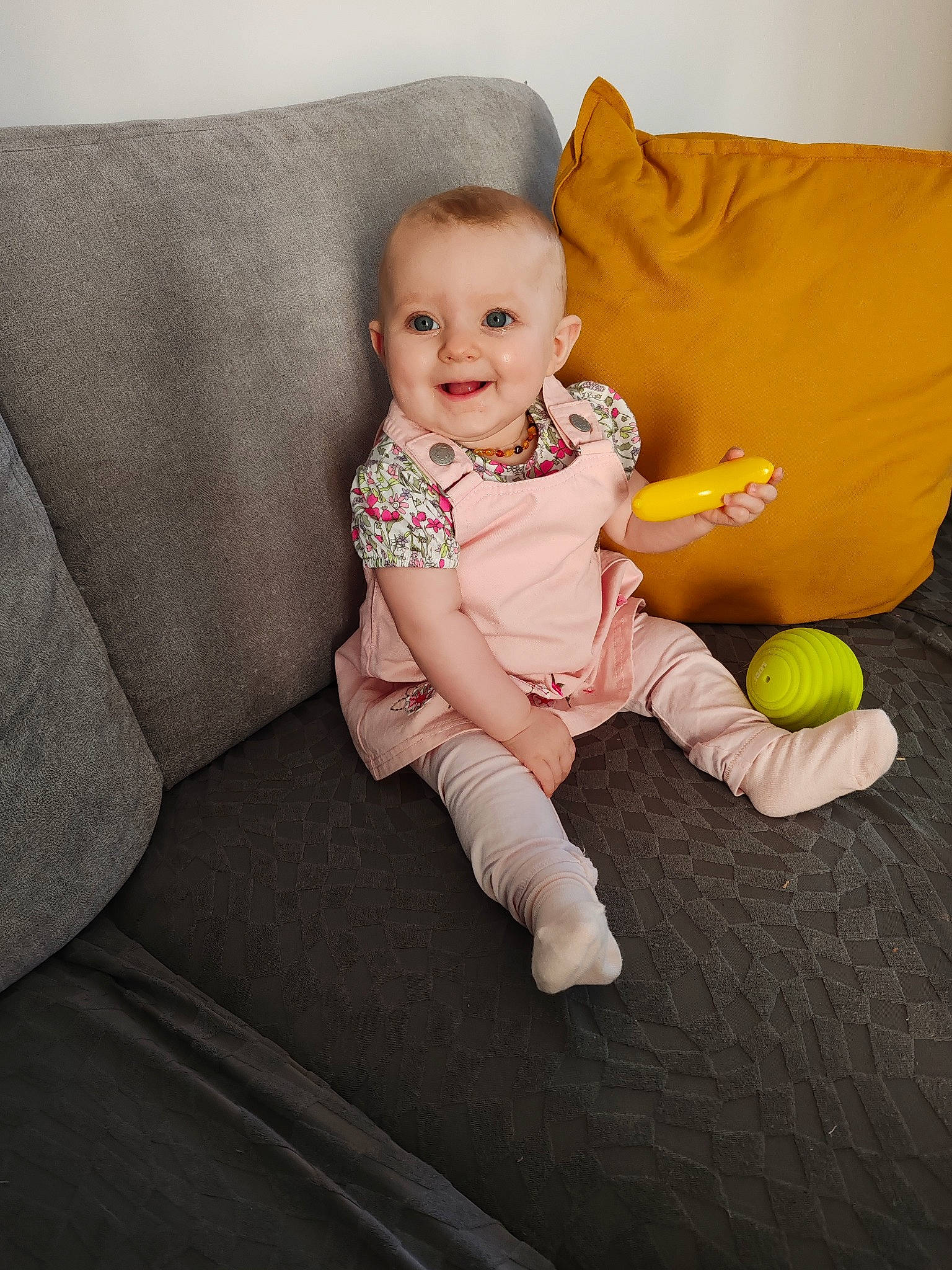 Maëline a rejoint le concours — aidez-le/la à gagner de superbes lots ! baby, baby_toddler_clothing, ball, cheek, child, comfort, couch, flash_photography, flooring, foot, happy, joy, linens, person, room, sitting, skin, sleeve, smile, throw_pillow