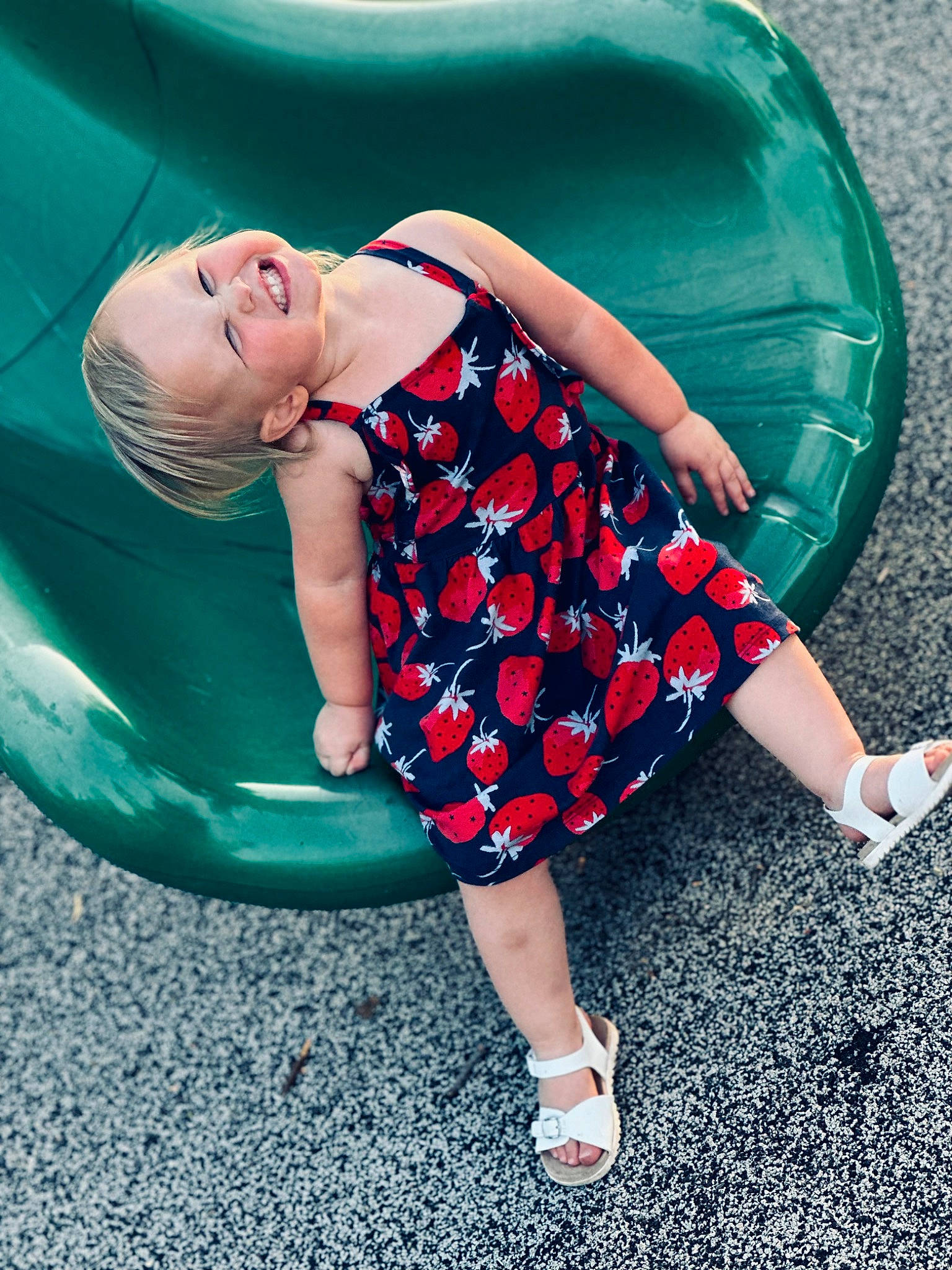 Alice is registered to the contest to win money with this photo: bag, dress, electric_blue, flash_photography, fun, happy, human_body, human_leg, joy, knee, leg, leisure, luggage_and_bags, magenta, person, pink, recreation, sandal, shoe, thigh