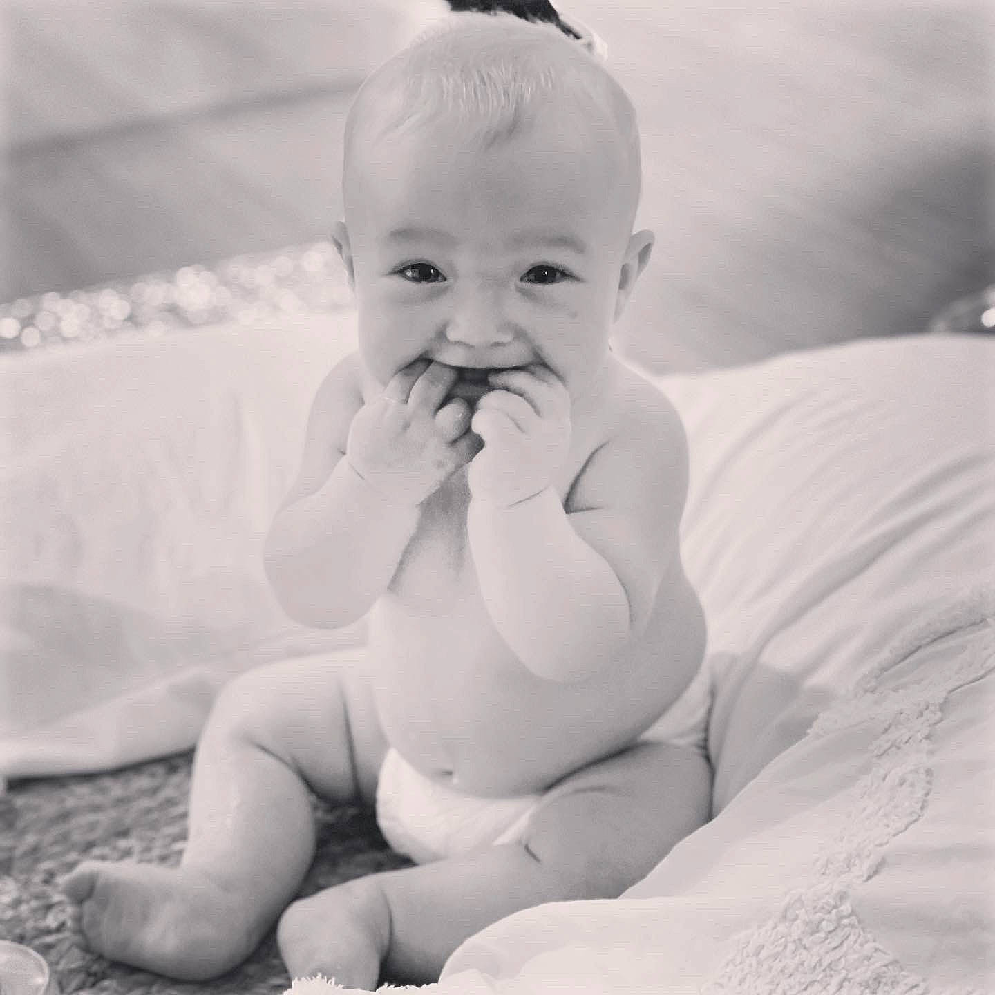 Kian is registered to the contest to win money with this photo: baby, comfort, eye, eyebrow, face, flash_photography, gesture, happy, head, human_body, iris, leg, lip, neck, nose, person, skin, smile, stomach, toddler