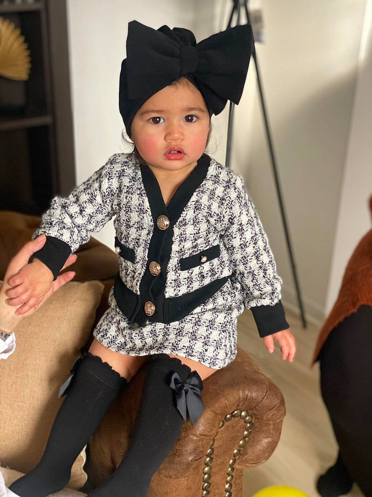 Naëlle participe au concours pour gagner de l'argent avec cette photo : baby, baby_toddler_clothing, child, costume, costume_hat, event, fashion_accessory, fashion_design, formal_wear, fun, happy, headwear, human_leg, jewellery, knee, lap, person, sitting, skin, sleeve