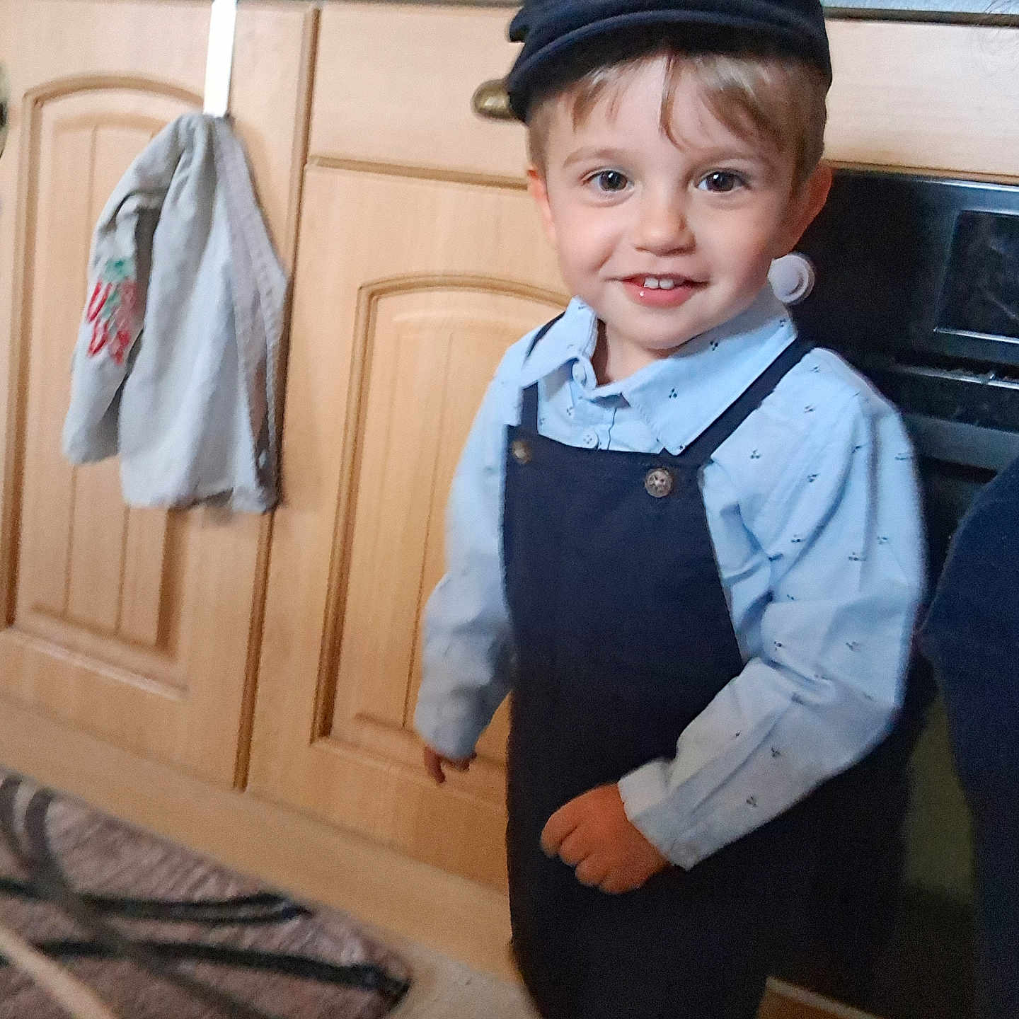 Armand a rejoint le concours — aidez-le/la à gagner de superbes lots ! accessories, boy, child, closet, clothing, cupboard, face, furniture, hat, head, indoors, jeans, male, pants, person, photography, portrait, shirt, vest, wood