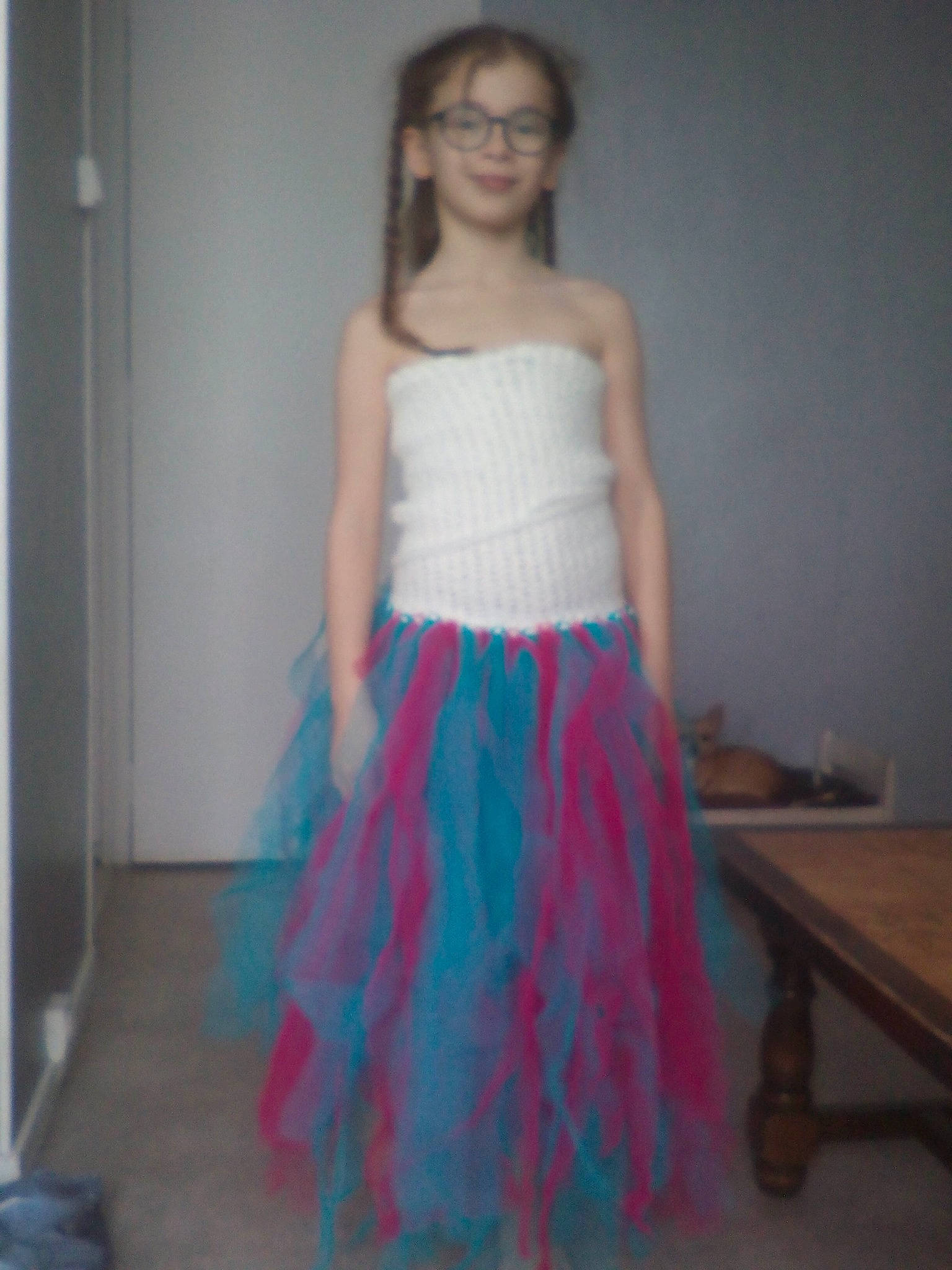 Amelia a rejoint le concours — aidez-le/la à gagner de superbes lots ! abdomen, bridal_party_dress, cocktail_dress, day_dress, electric_blue, embellishment, event, fashion_design, formal_wear, gown, human_leg, joy, long_hair, magenta, neck, one_piece_garment, person, strapless_dress, table, thigh