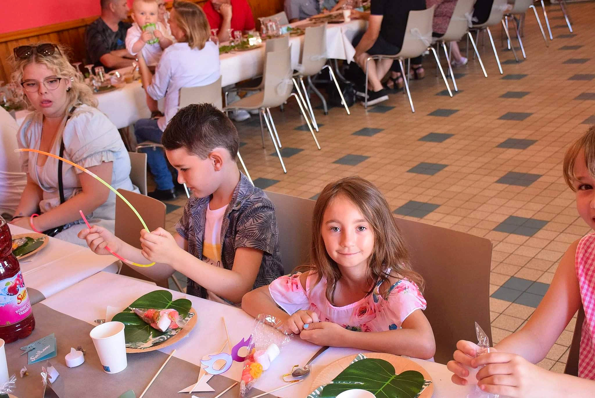 Cyrielle participe au concours pour gagner de l'argent avec cette photo : blurred, bowl, chair, community, desk, education, event, food, fun, joy, learning, leisure, meal, party, person, plate, recreation, room, sharing, summer