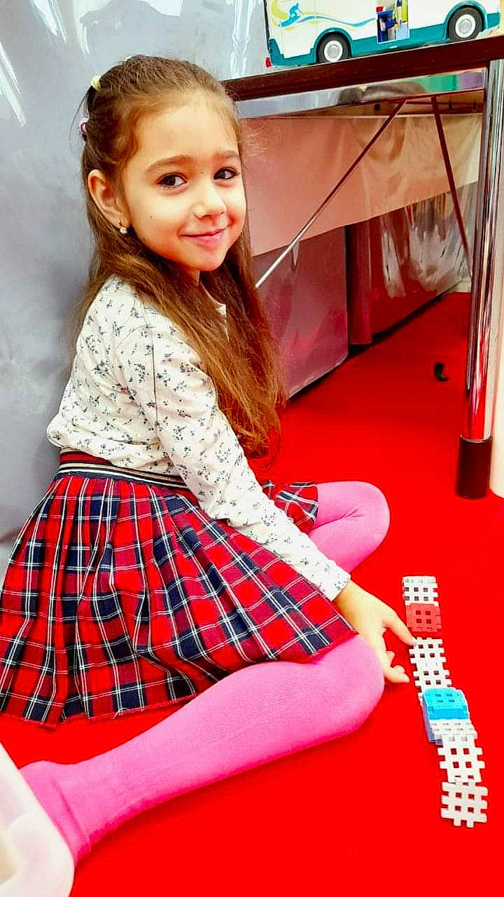 Eva participe au concours pour gagner de l'argent avec cette photo : beauty, electric_blue, fashion, fashion_design, flooring, happy, human_leg, joy, knee, long_hair, pattern, person, plaid, red, shoulder, skin, sleeve, smile, tartan, thigh