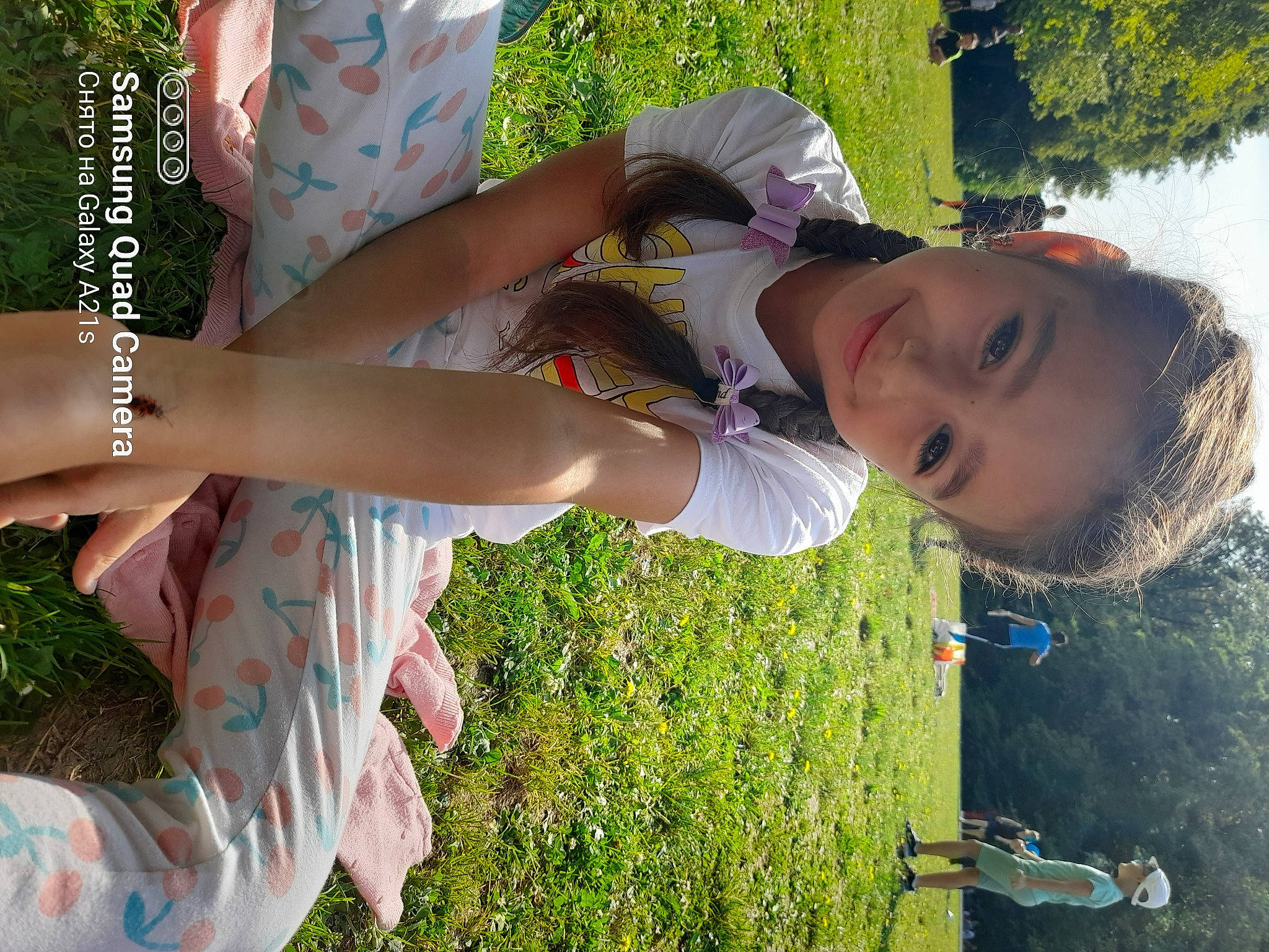 Eva participe au concours pour gagner de l'argent avec cette photo : adaptation, finger, fun, gesture, grass, green, happy, joint, joy, leg, leisure, nature, people_in_nature, person, plant, skin, sunlight, toddler, tree, water