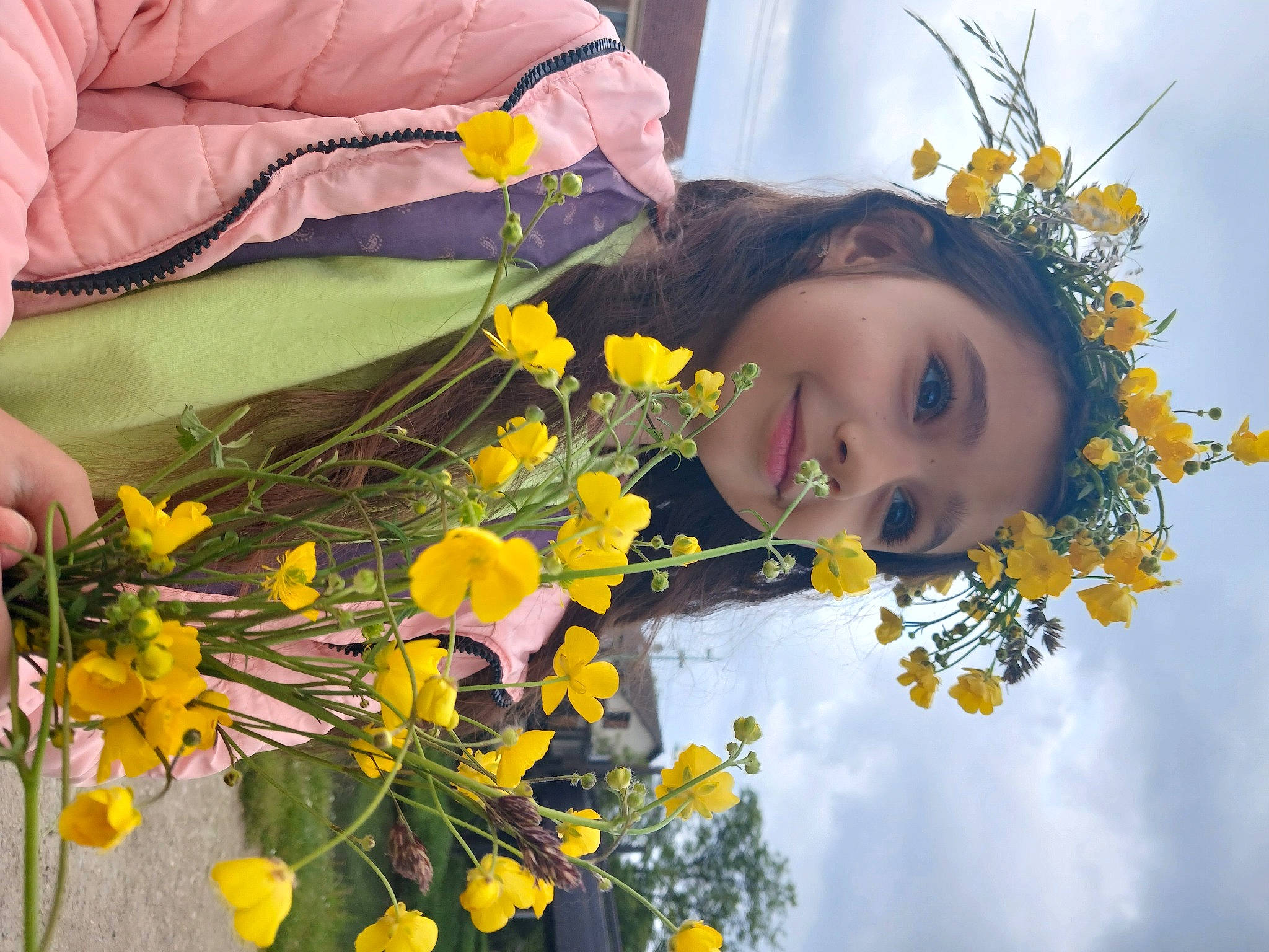 Eva a rejoint le concours — aidez-le/la à gagner de superbes lots ! annual_plant, bouquet, cloud, cut_flowers, event, floral_design, floristry, flower, flower_arranging, flowering_plant, grass, happy, iris, joy, people_in_nature, person, petal, plant, sky, twig