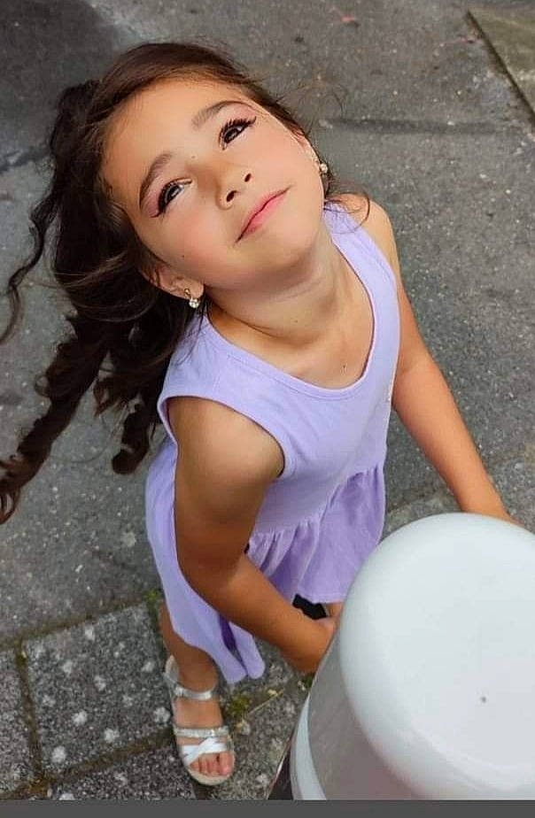 Eva participe au concours pour gagner de l'argent avec cette photo : arm, asphalt, black_hair, chest, elbow, flash_photography, fun, hair, happy, head, human_leg, knee, leg, lip, party_supply, person, sitting, t_shirt, thigh, trunk