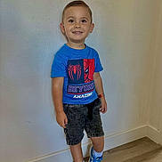 Kezyo a rejoint le concours — aidez-le/la à gagner de superbes lots ! child, boy, smiling, standing, blue_tshirt, spiderman, shorts, sneakers, blue_shoes, white_socks, wooden_floor, wall, indoor, casual_clothing, happy, portrait, person, short_hair, watch, flooring