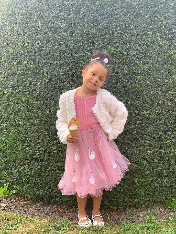 Melya participe au concours pour gagner de l'argent avec cette photo : asphalt, baby_toddler_clothing, child, day_dress, dress, fashion_accessory, fun, garden, grass, grassland, happy, joy, leisure, magenta, pattern, people_in_nature, person, pink, sleeve, spring