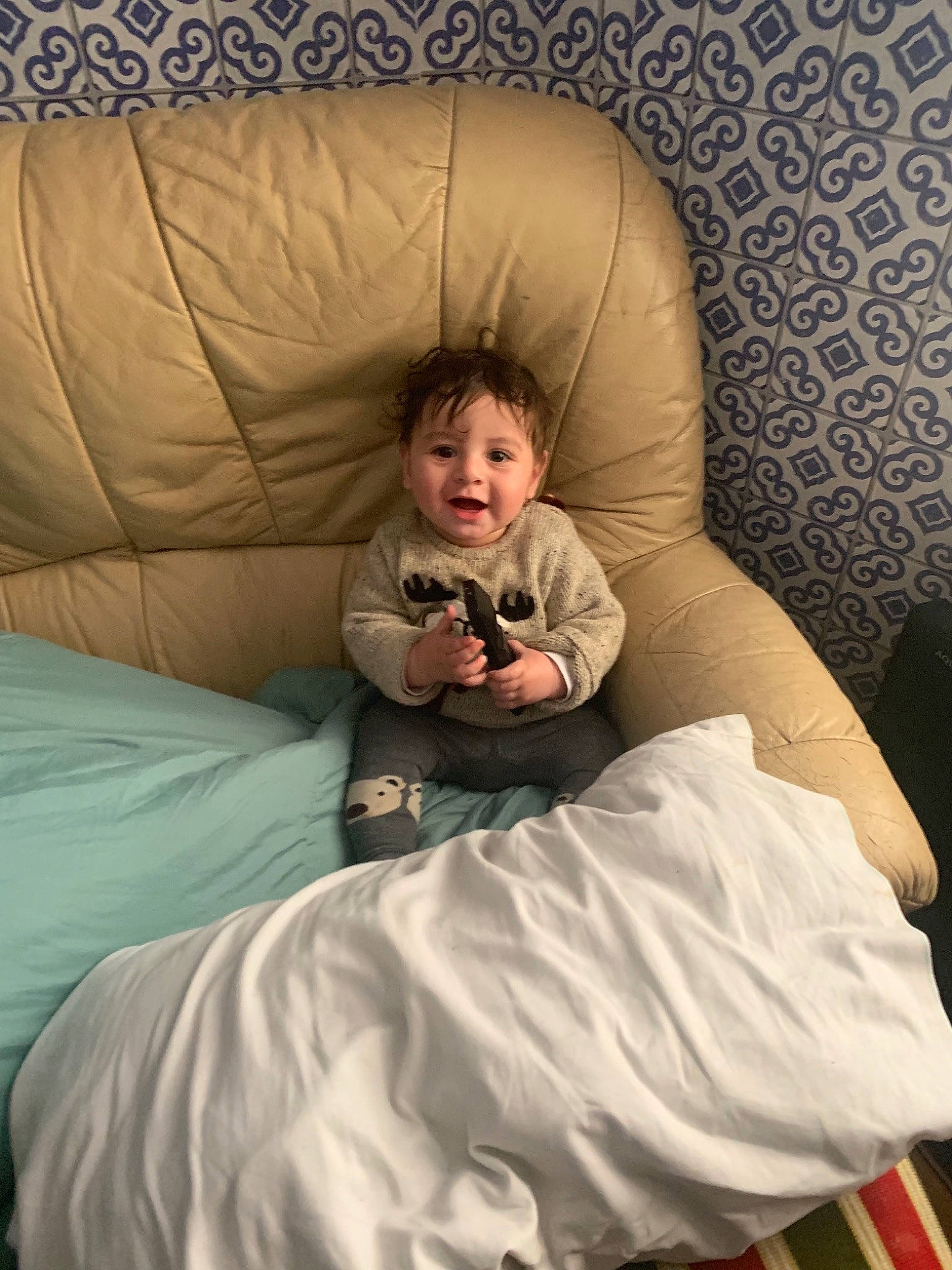 Karim participe au concours pour gagner de l'argent avec cette photo : baby, bedtime, child, comfort, furniture, person, textile, toddler