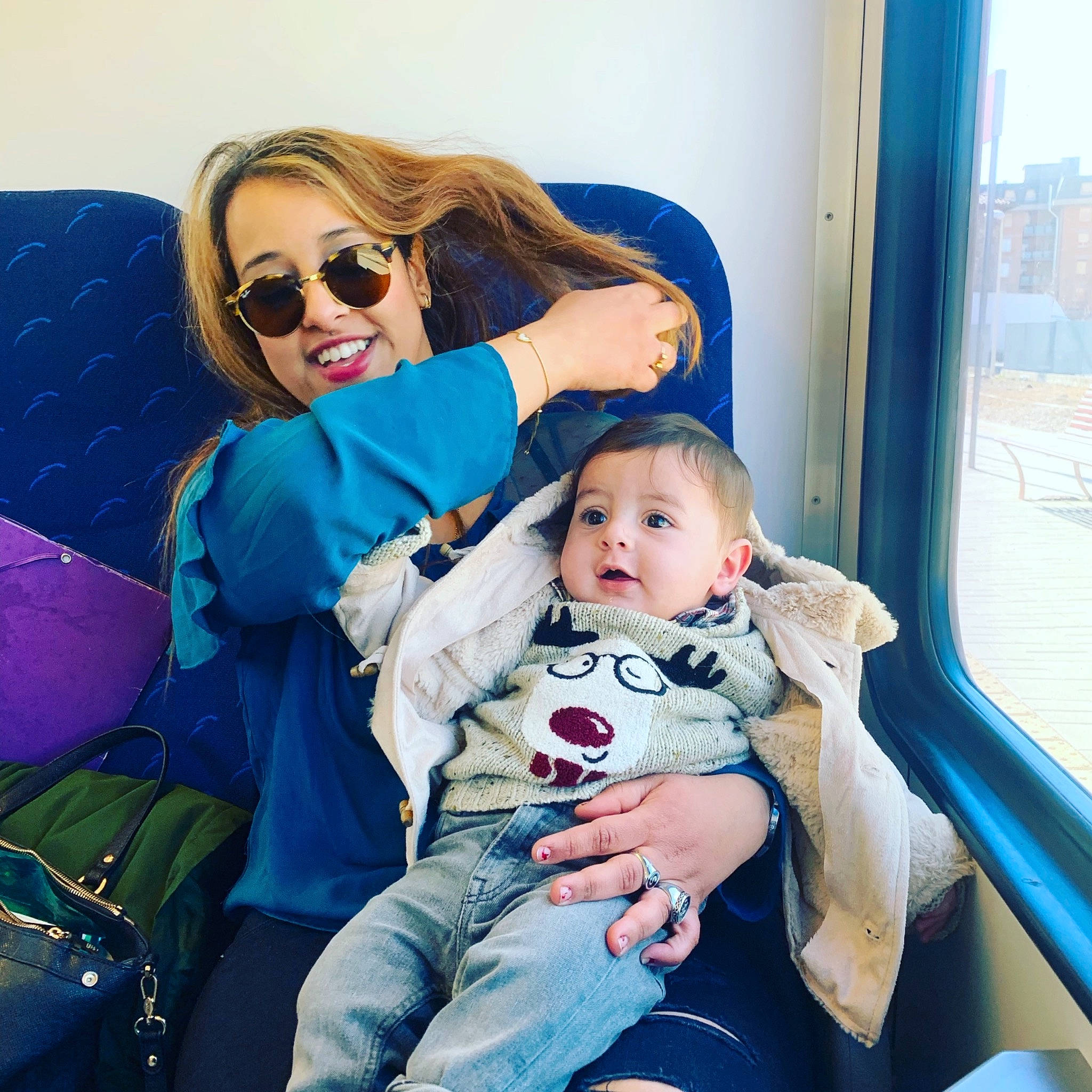 Karim participe au concours pour gagner de l'argent avec cette photo : baby, child, daughter, eyewear, family, glasses, happy, joy, mother, people, person, sitting, sunglasses, toddler, vacation, vision_care